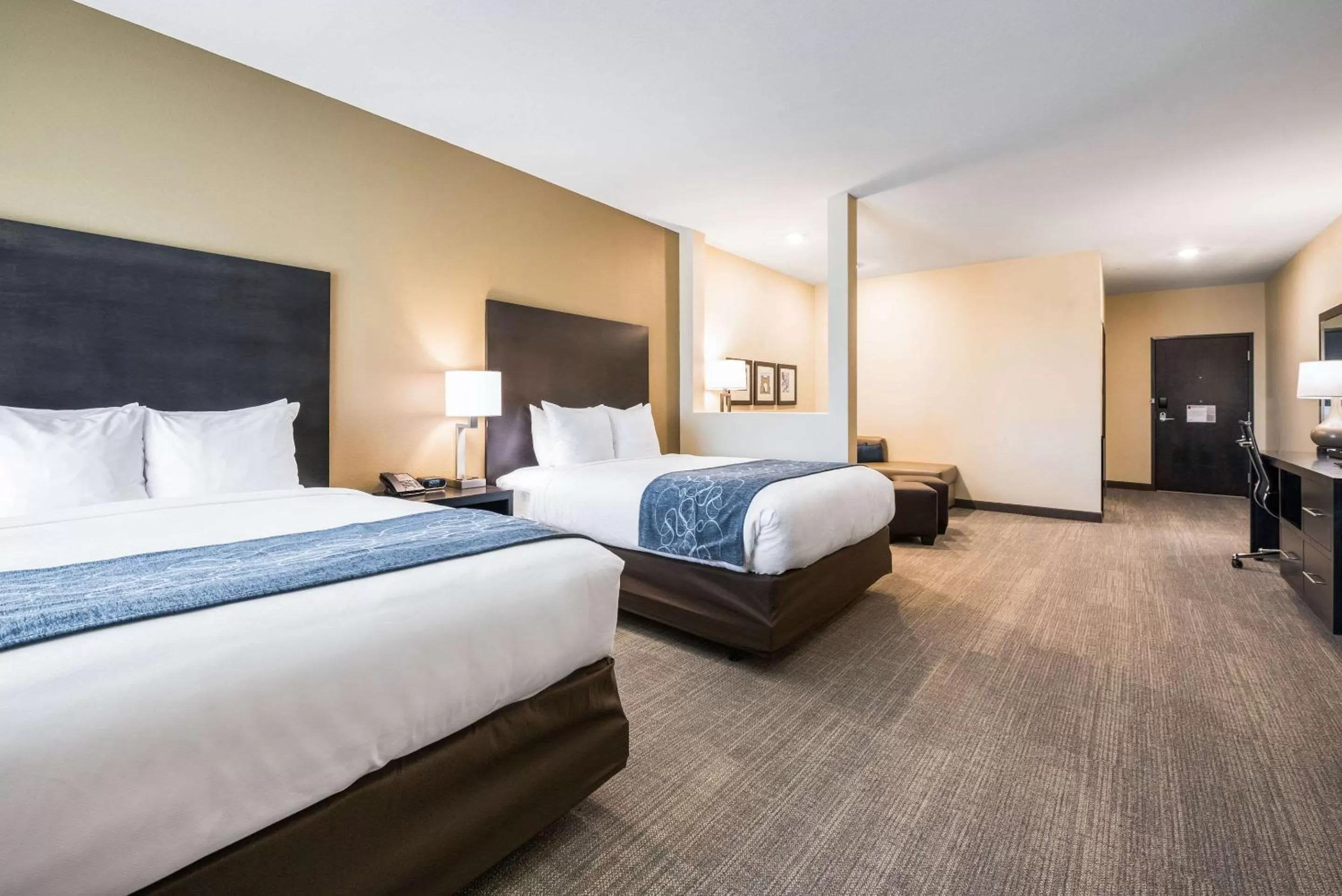 Photo of the whole room, Bed in Comfort Suites Marysville Columbus - Northwest