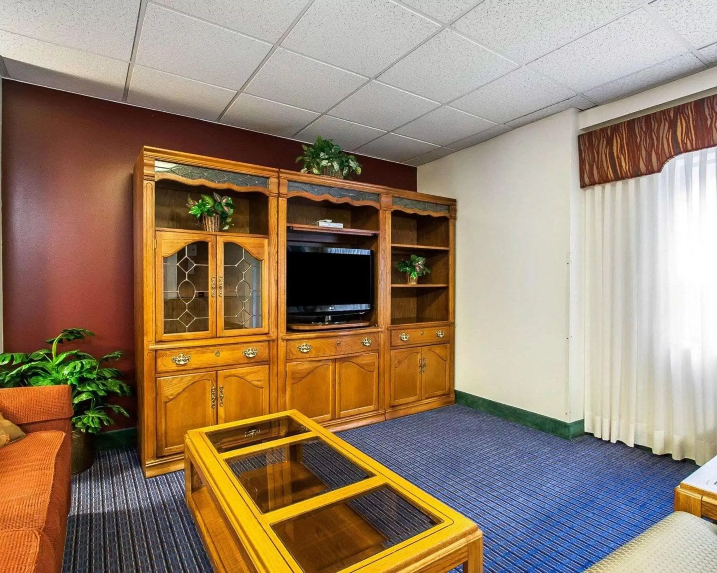 Photo of the whole room, TV/Entertainment Center in Clarion Hotel Branson