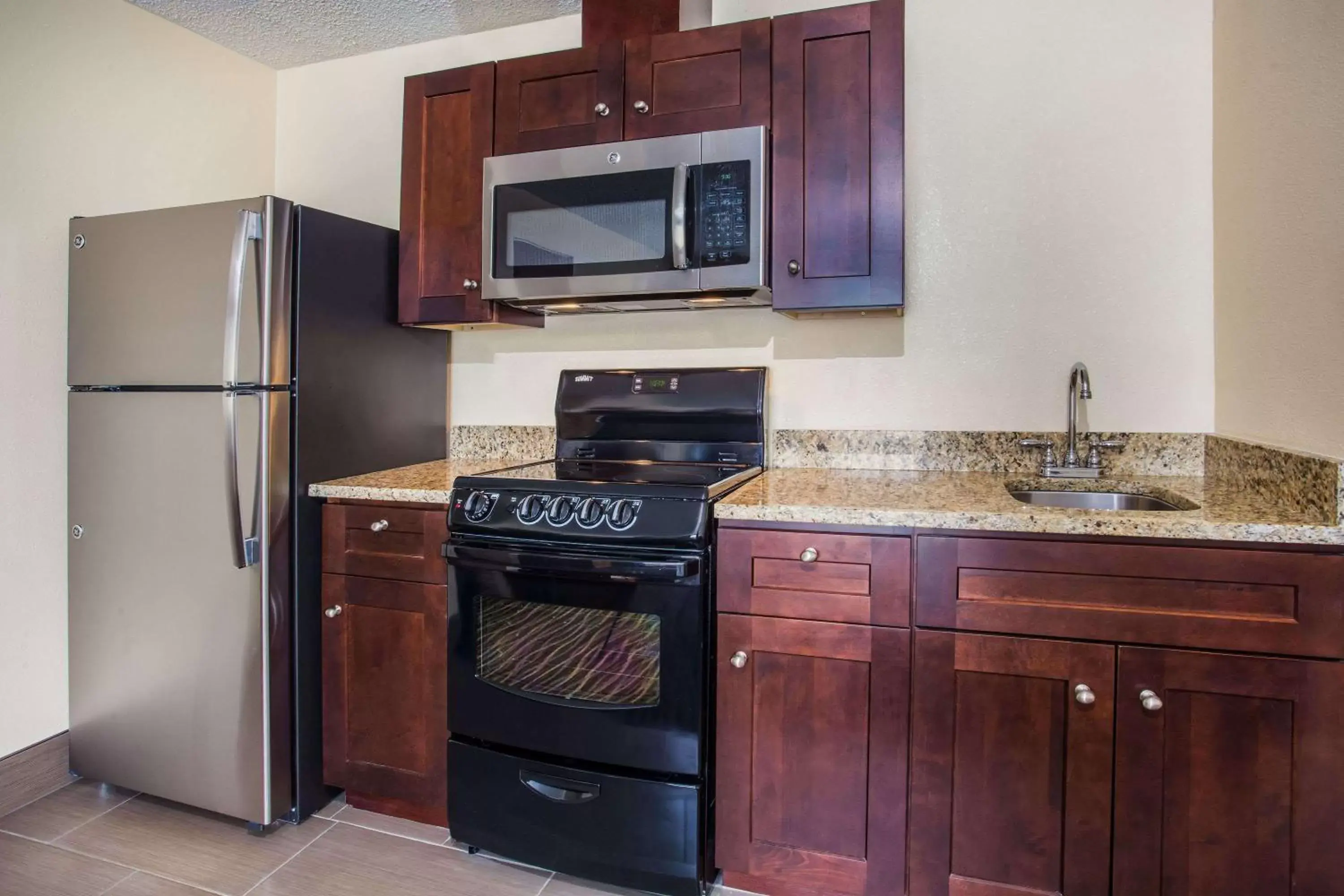 Photo of the whole room, Kitchen/Kitchenette in Days Inn by Wyndham Yakima