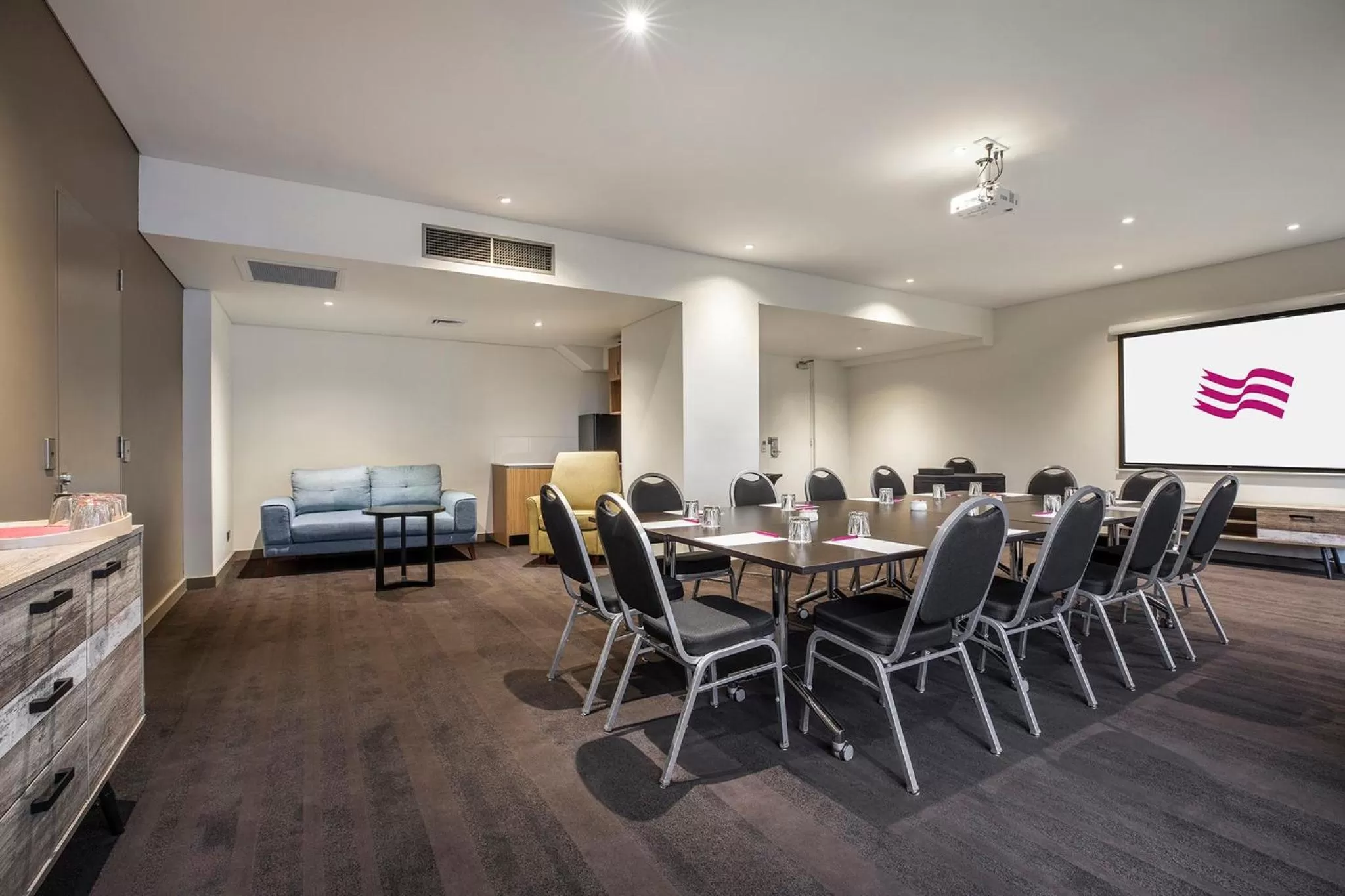 Meeting/conference room in Crowne Plaza Canberra by IHG