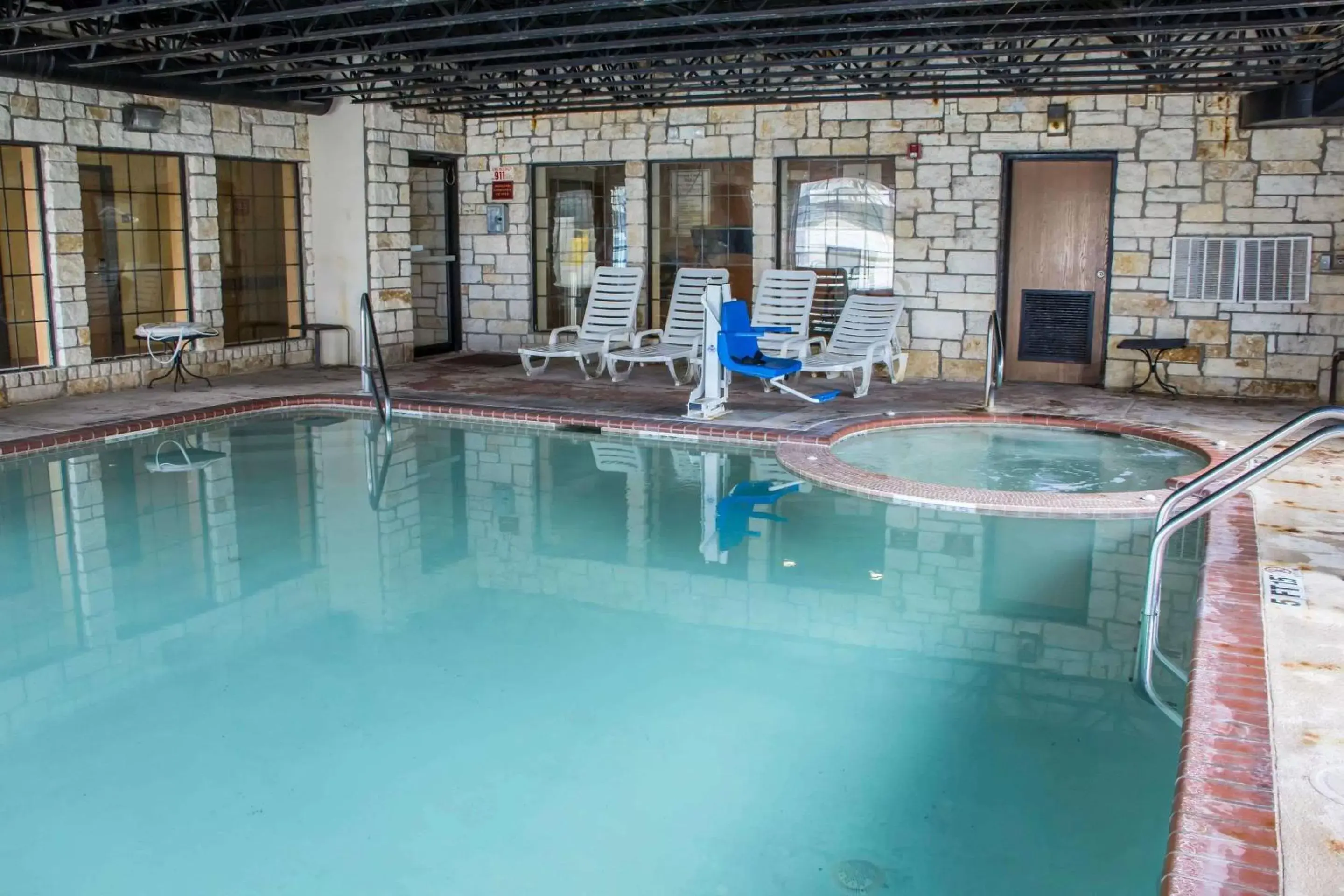 Swimming Pool in Comfort Suites Sea World/ Lackland