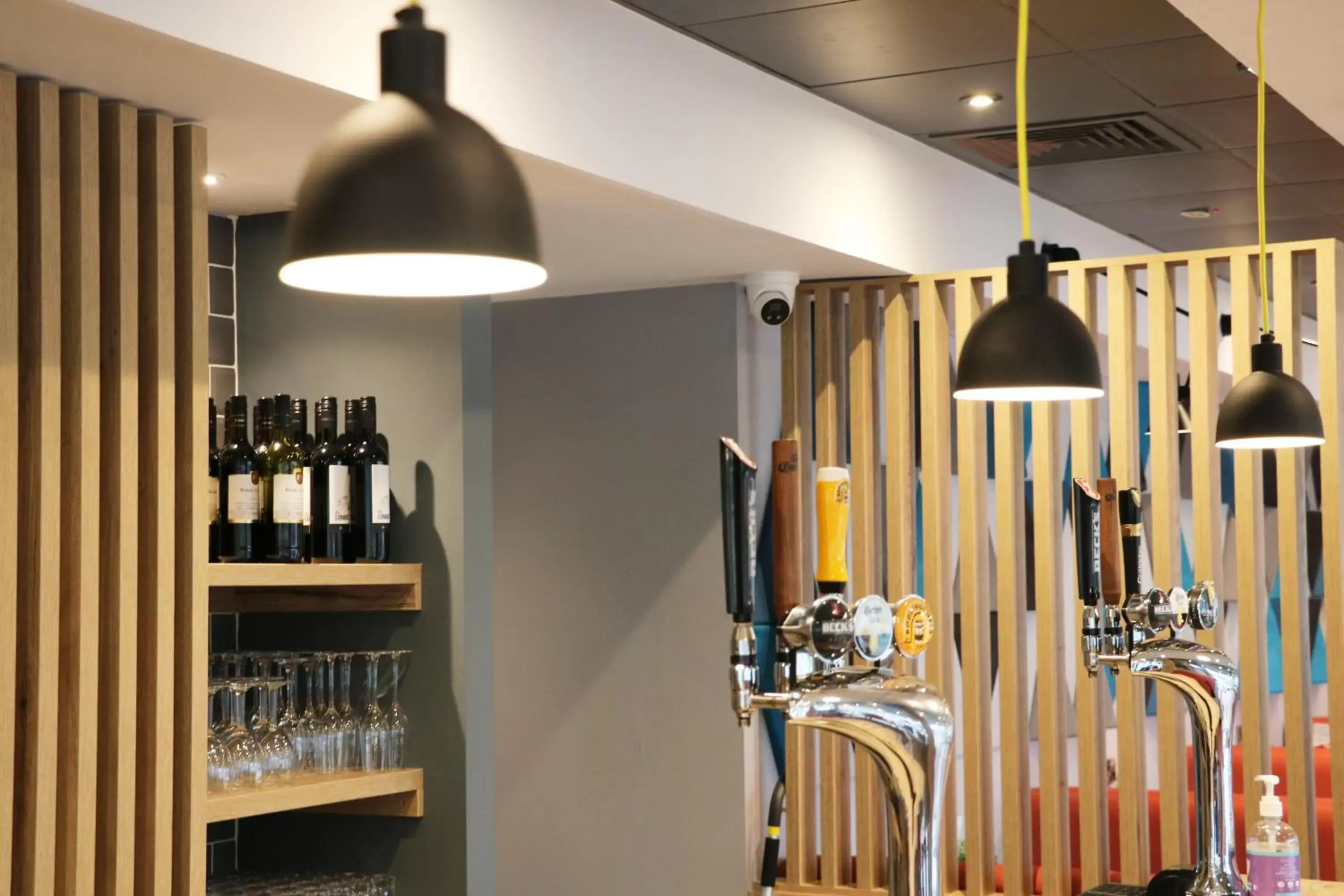 Lounge or bar in Holiday Inn Express, Chester Racecourse by IHG Lounge or bar in Holiday Inn Express, Chester Racecourse by IHG