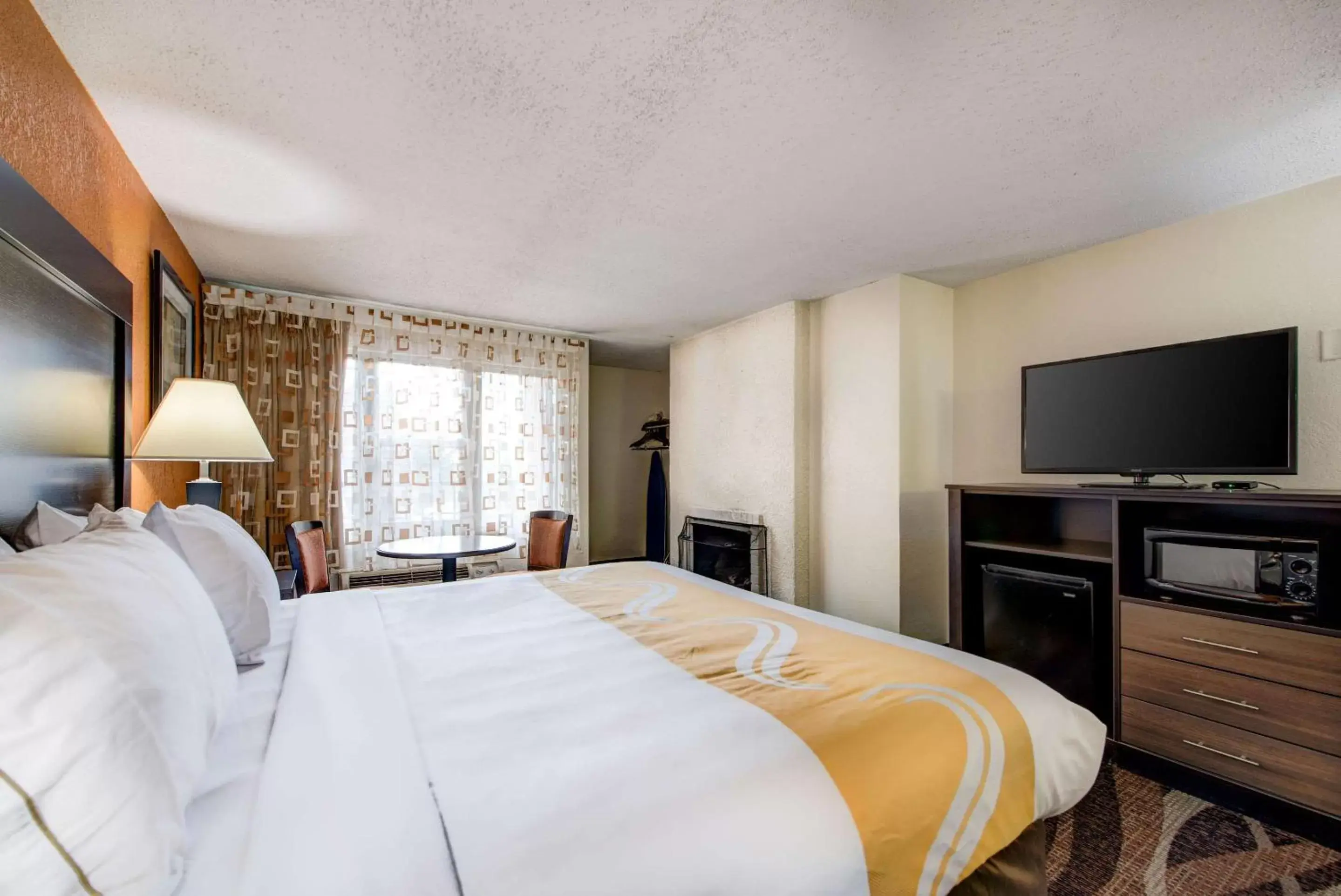 Photo of the whole room, Bed in Quality Inn Creekside - Downtown Gatlinburg