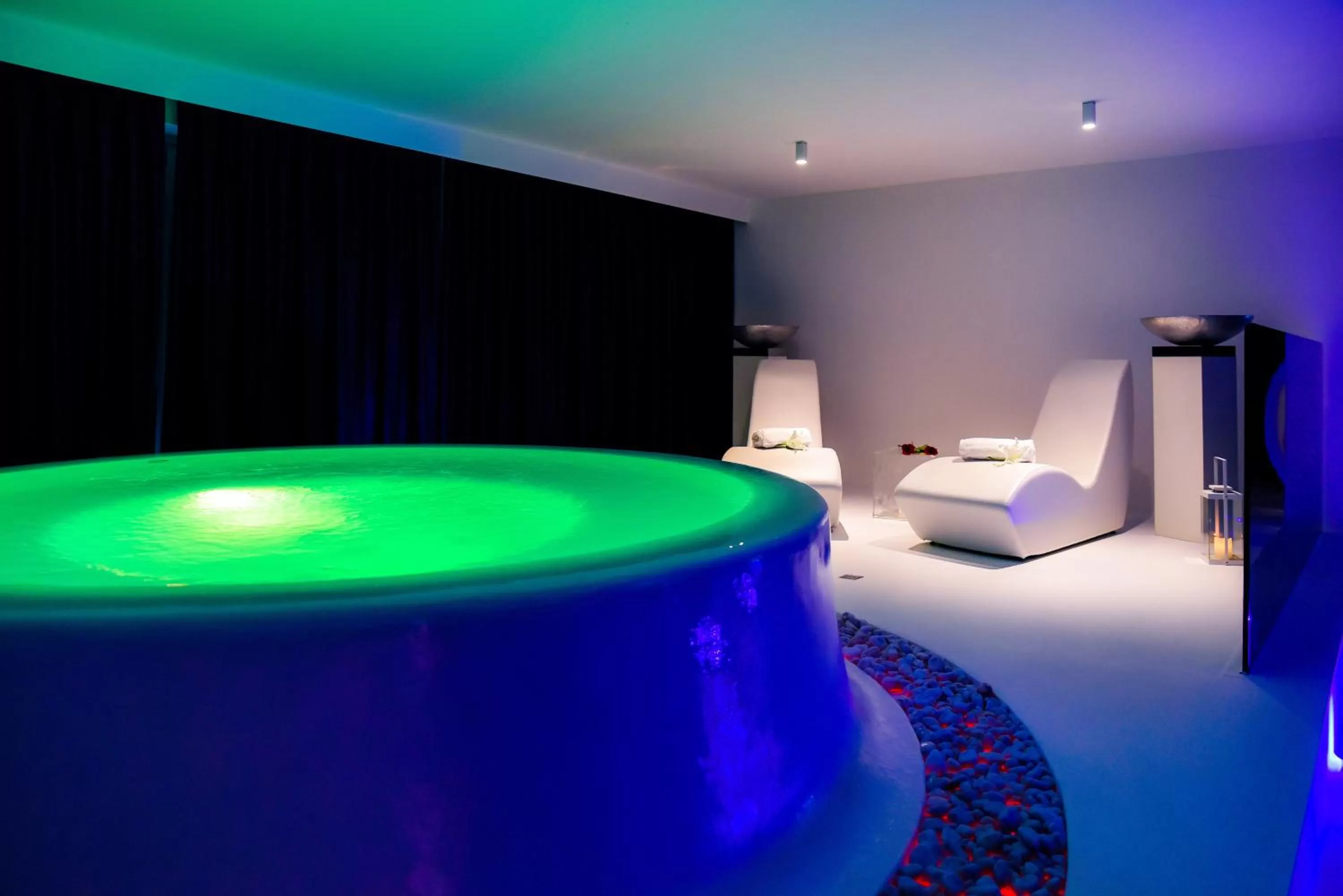 Hot Tub, Bed in Le Camp Suite & Spa