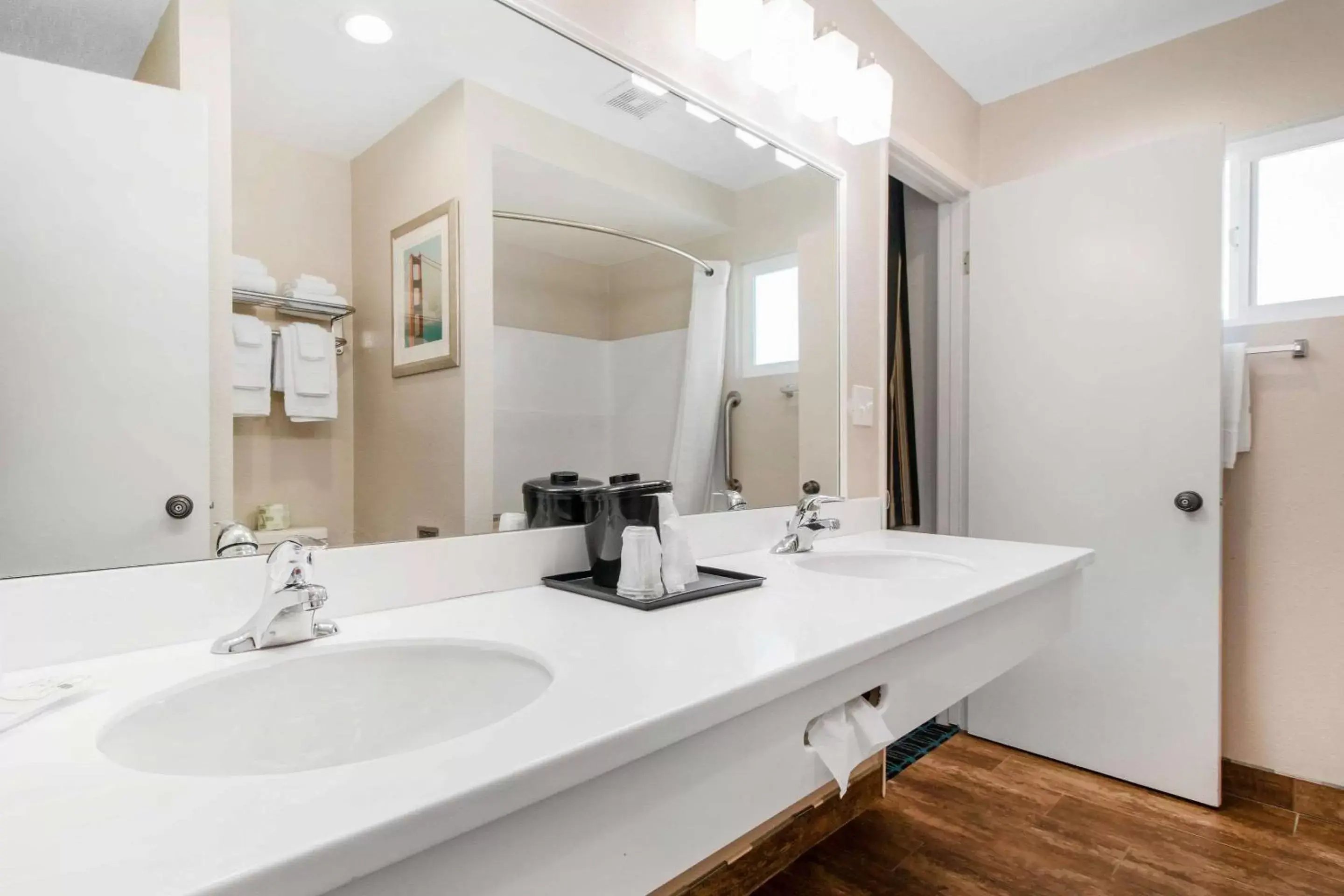 Photo of the whole room, Bathroom in BaySide Inn & Suites Eureka