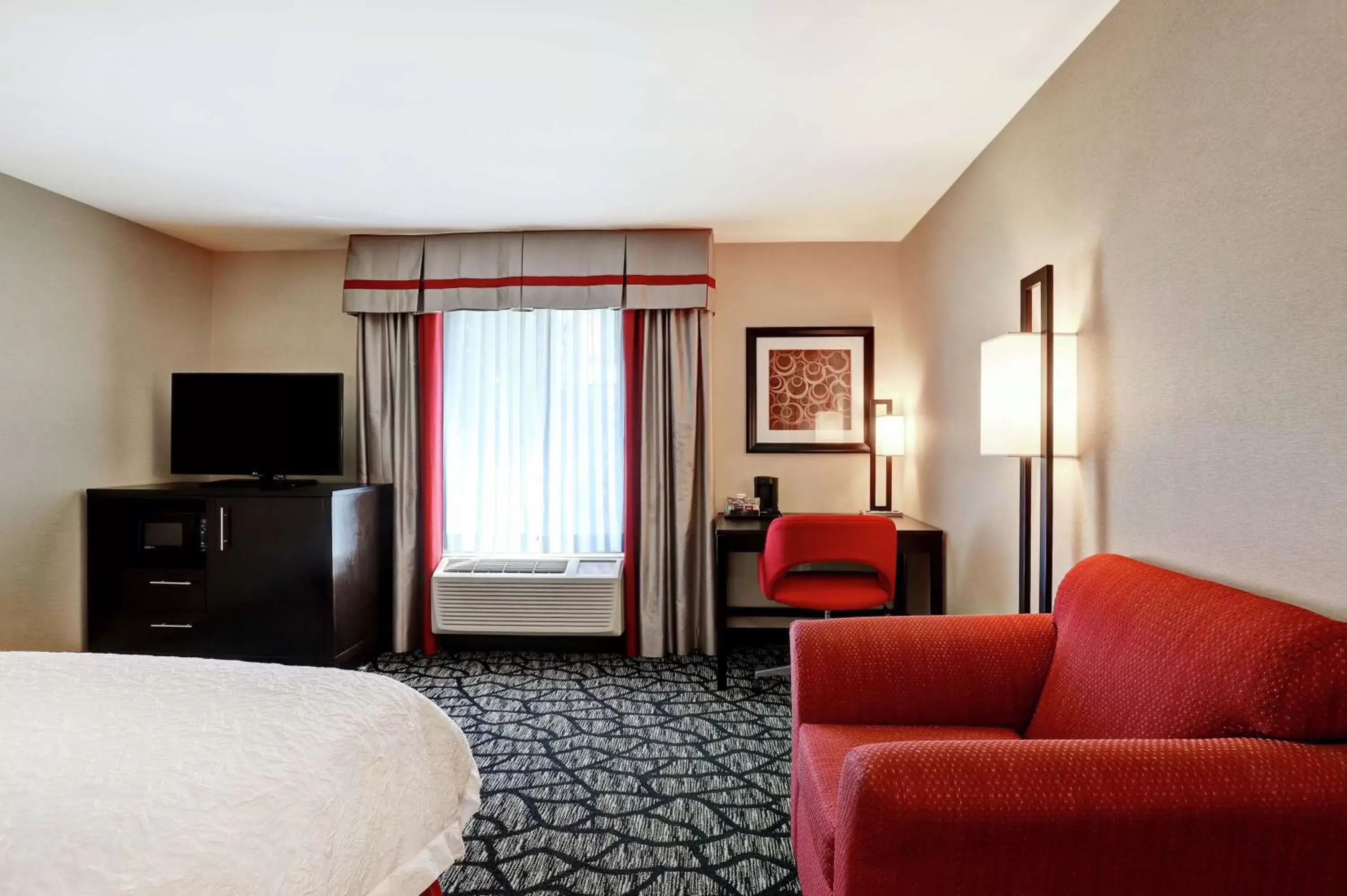 Bedroom, Seating Area in Hampton Inn by Hilton Chilliwack