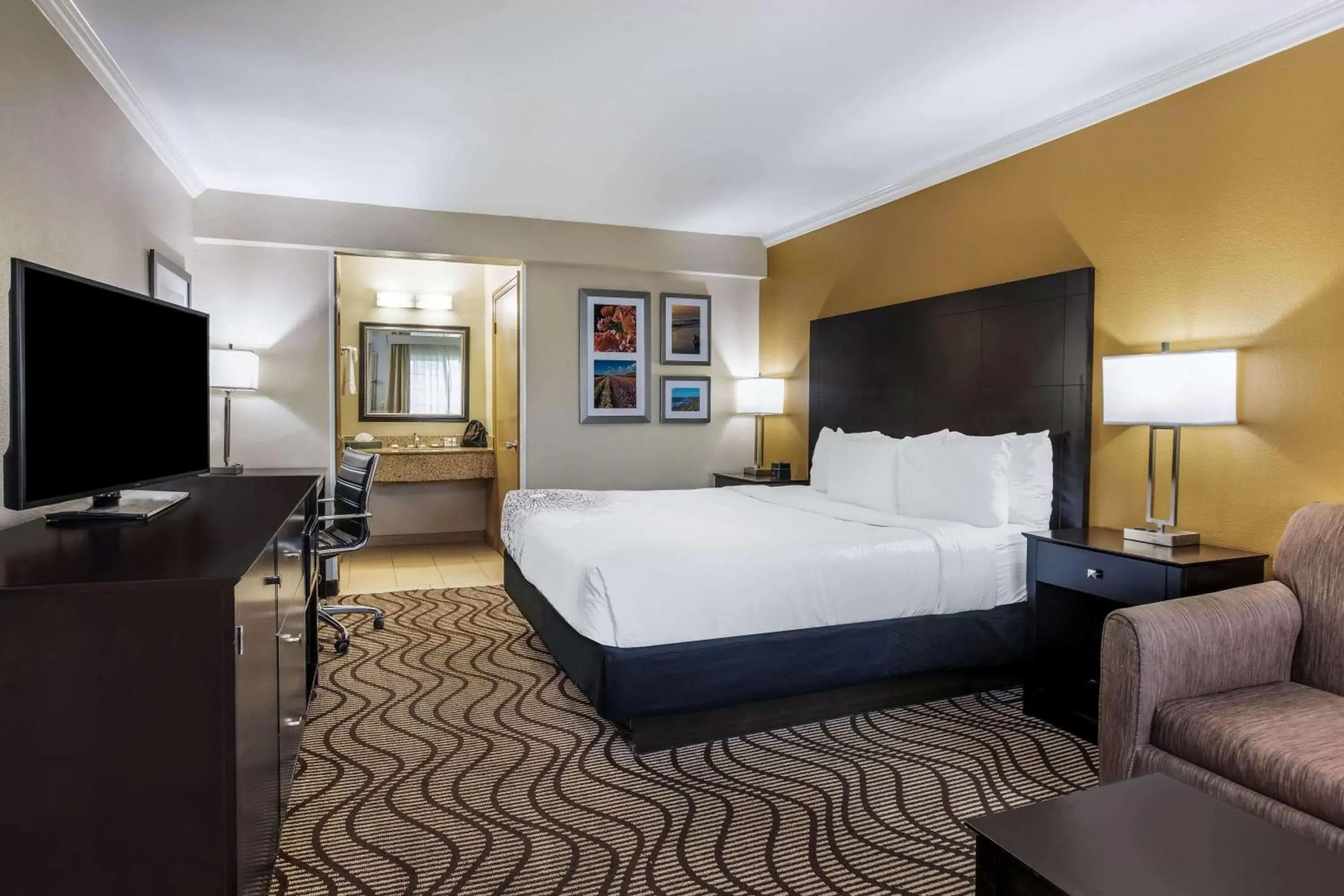 Photo of the whole room, Bed in La Quinta by Wyndham Carlsbad - Legoland Area