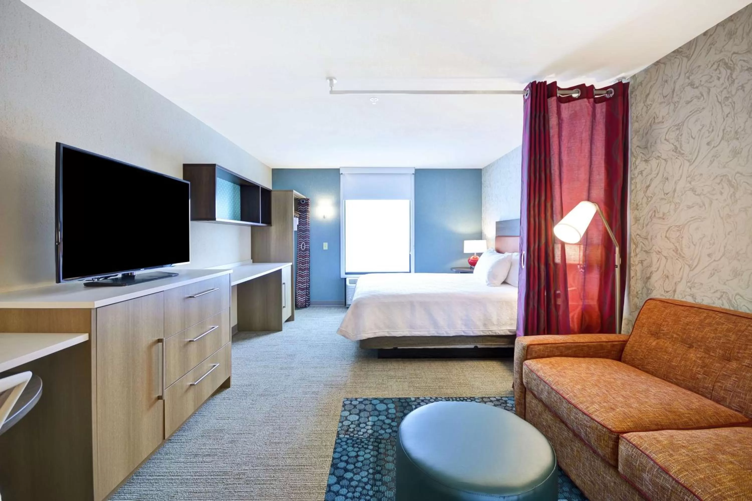 Living room, Bed in Home2 Suites By Hilton Portland Airport