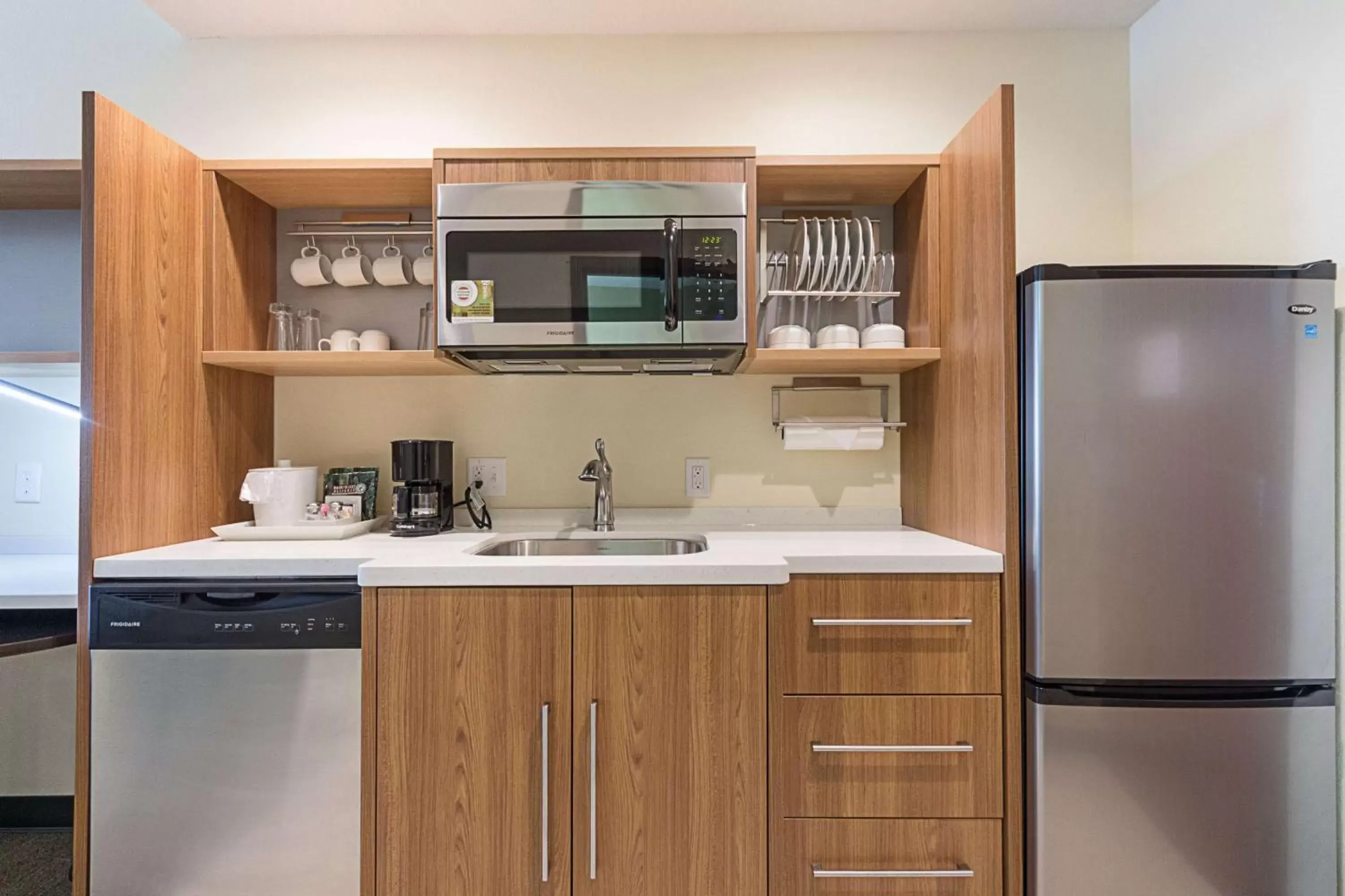 Kitchen or kitchenette, Kitchen/Kitchenette in Home2 Suites By Hilton Oklahoma City Yukon
