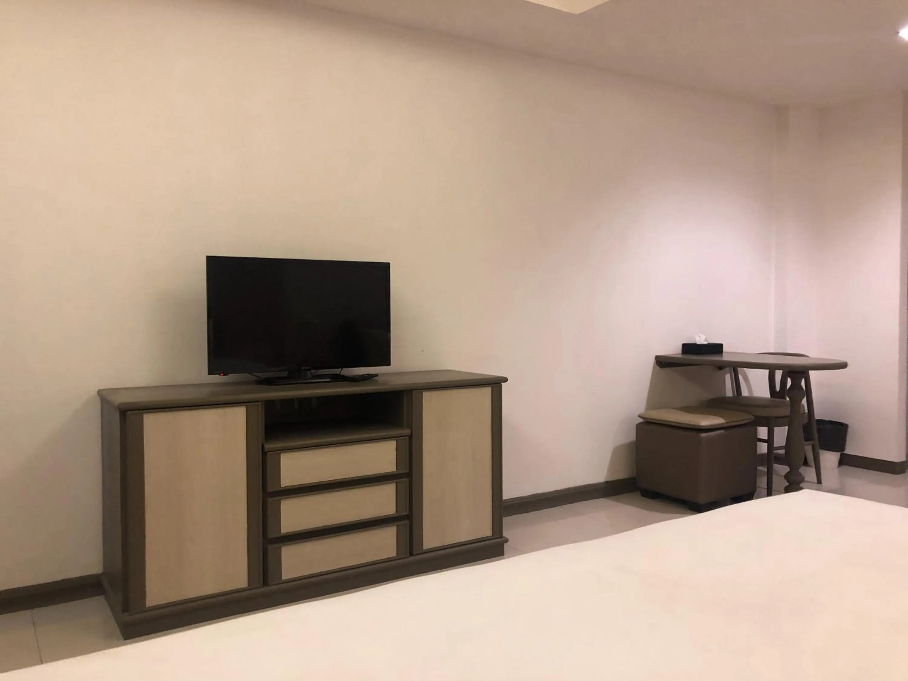 TV and multimedia, Bed in Lee Garden Bangkok