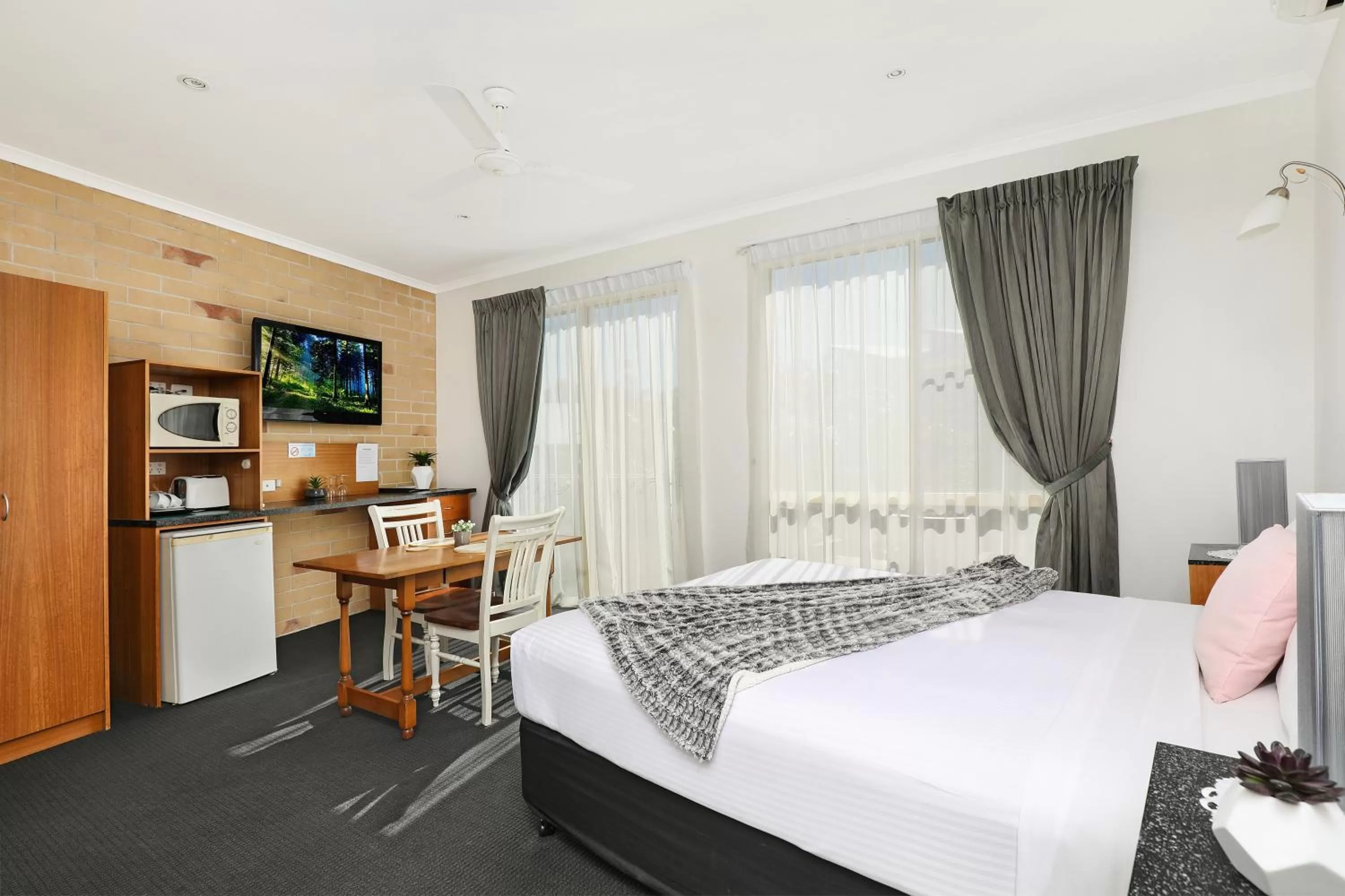 Shower, Bed in Caboolture Riverlakes Boutique Motel