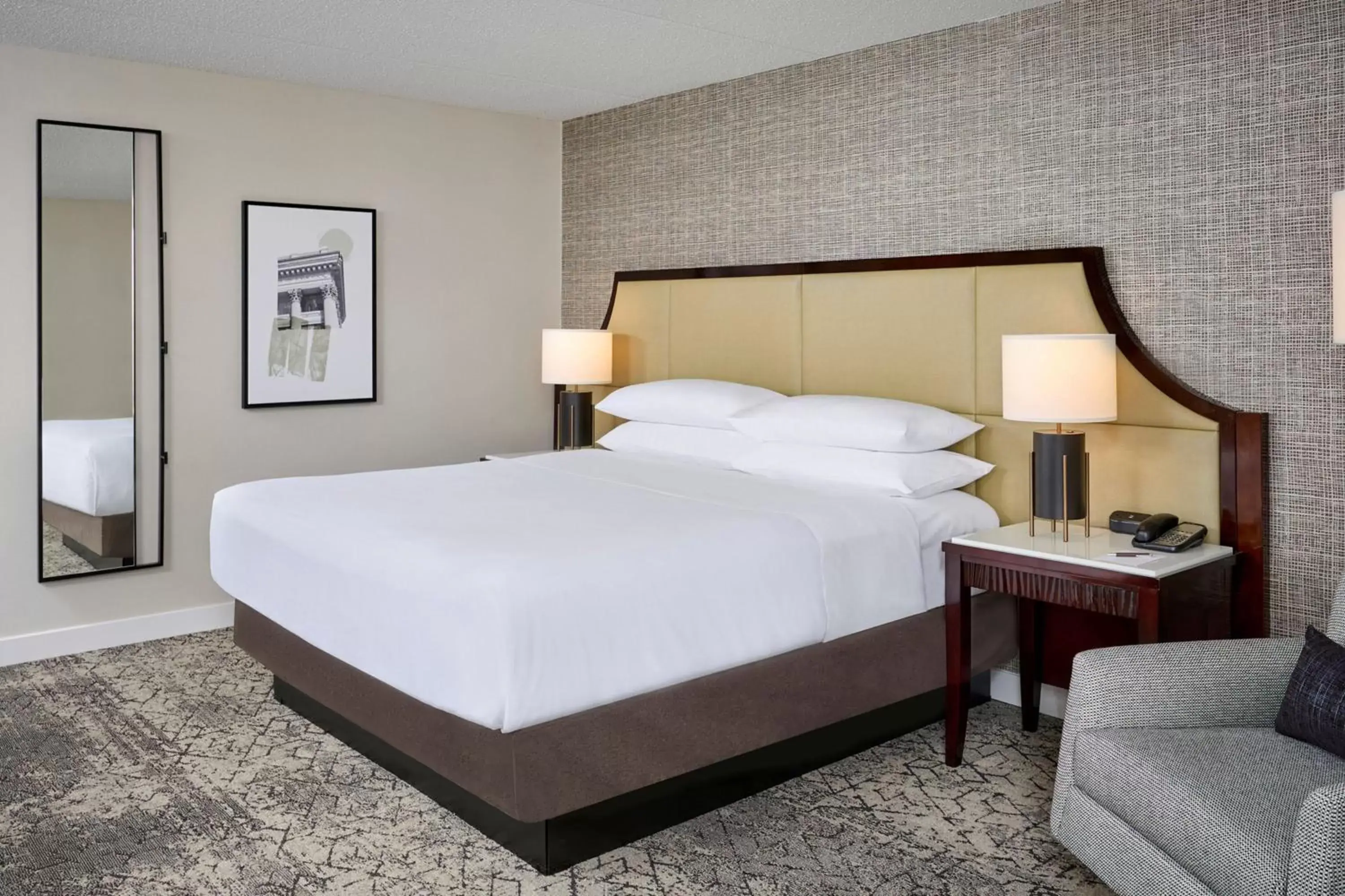 Photo of the whole room, Bed in Sheraton Hamilton Hotel