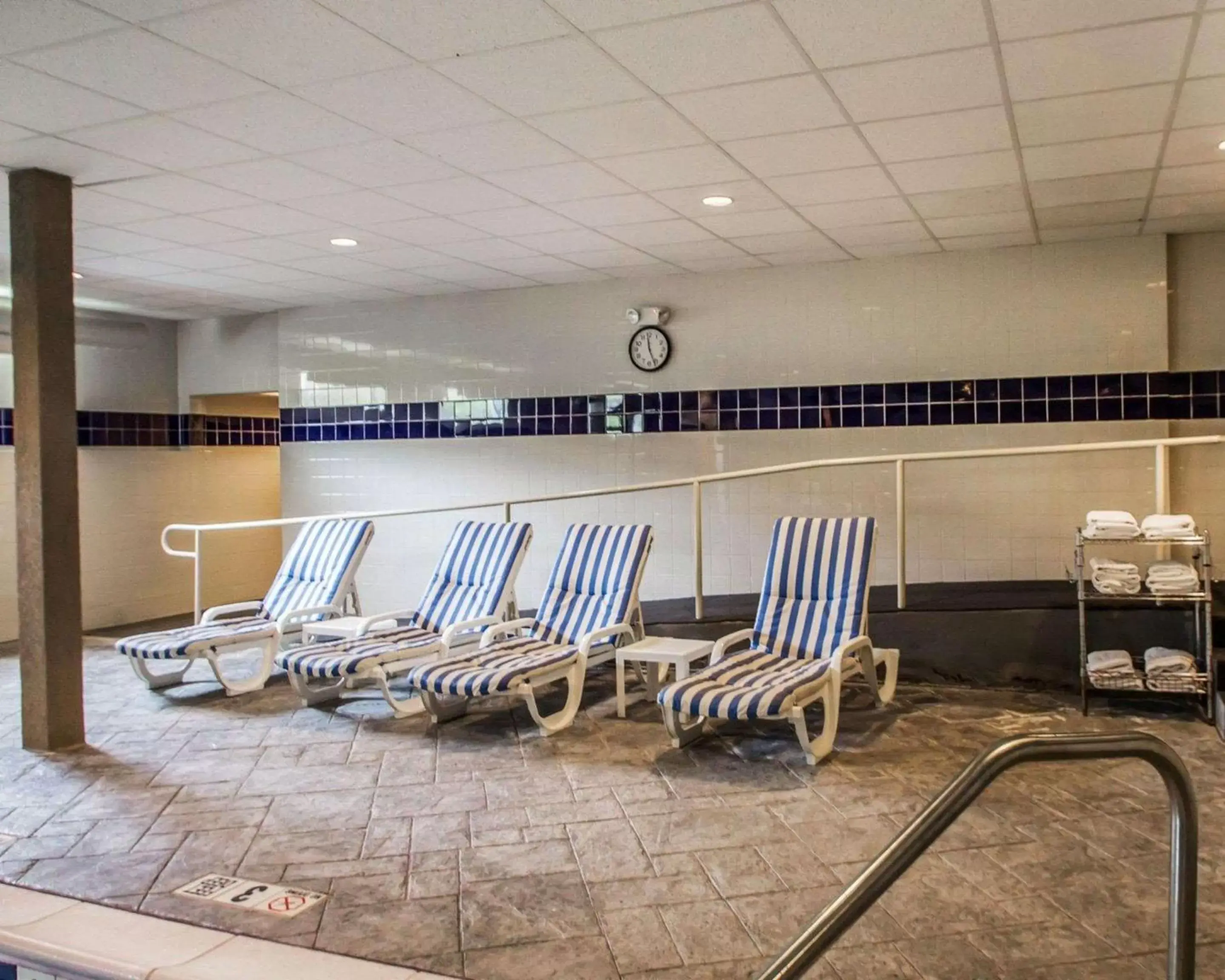 Swimming pool in Sleep Inn & Suites Niantic