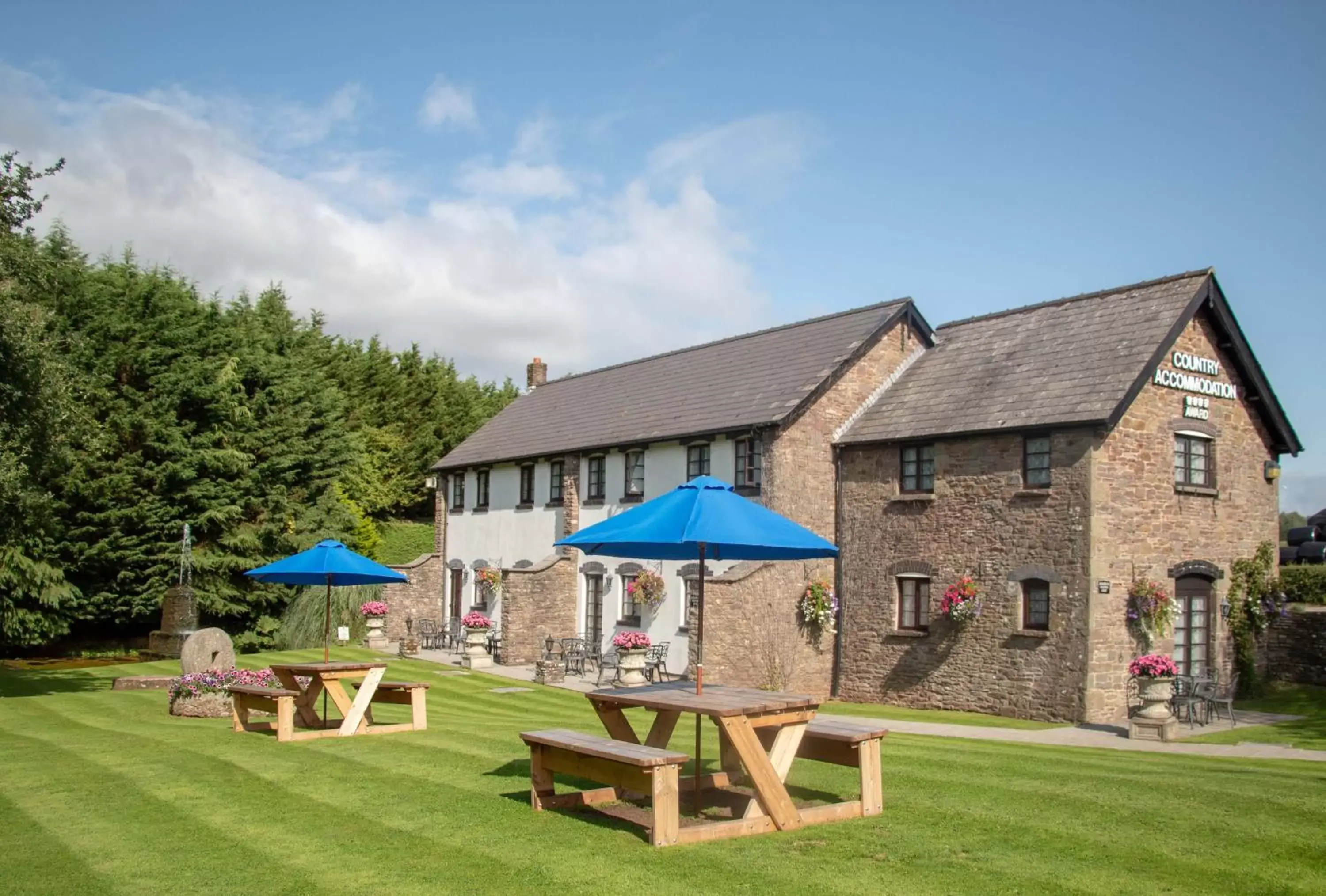 Restaurant/places to eat, Property Building in The Greyhound Inn and Hotel