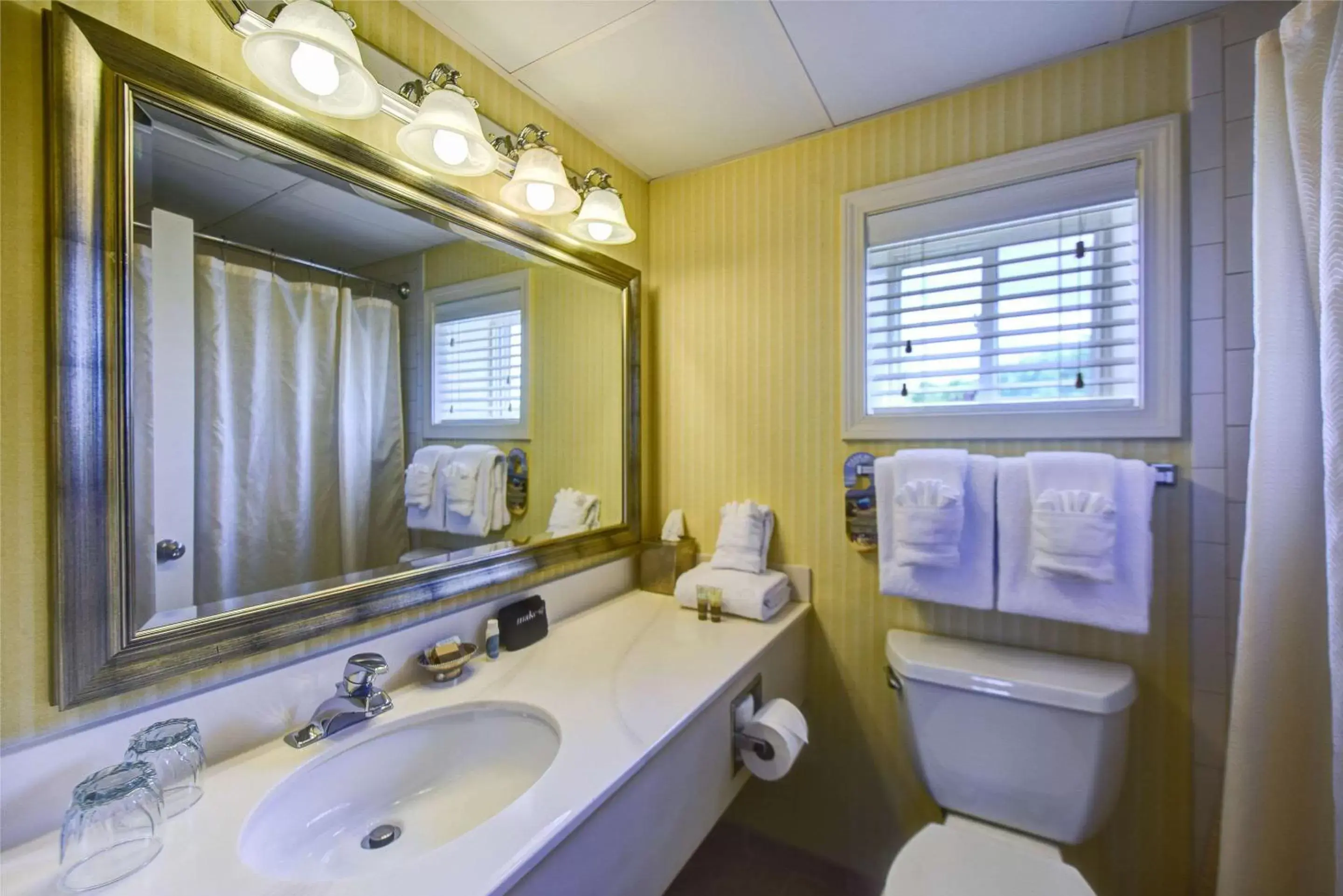 Bathroom in Port Inn and Suites Portsmouth, Ascend Hotel Collection