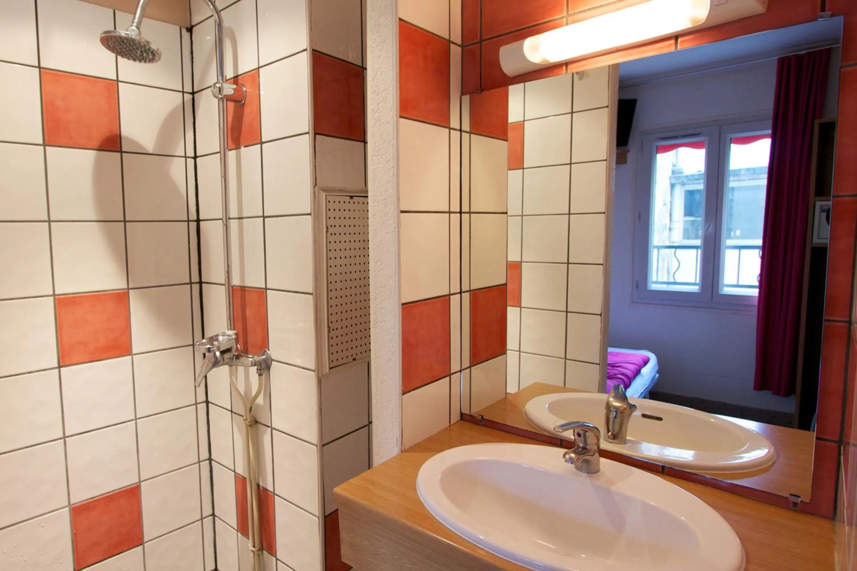 Bathroom in Bastille Hostel