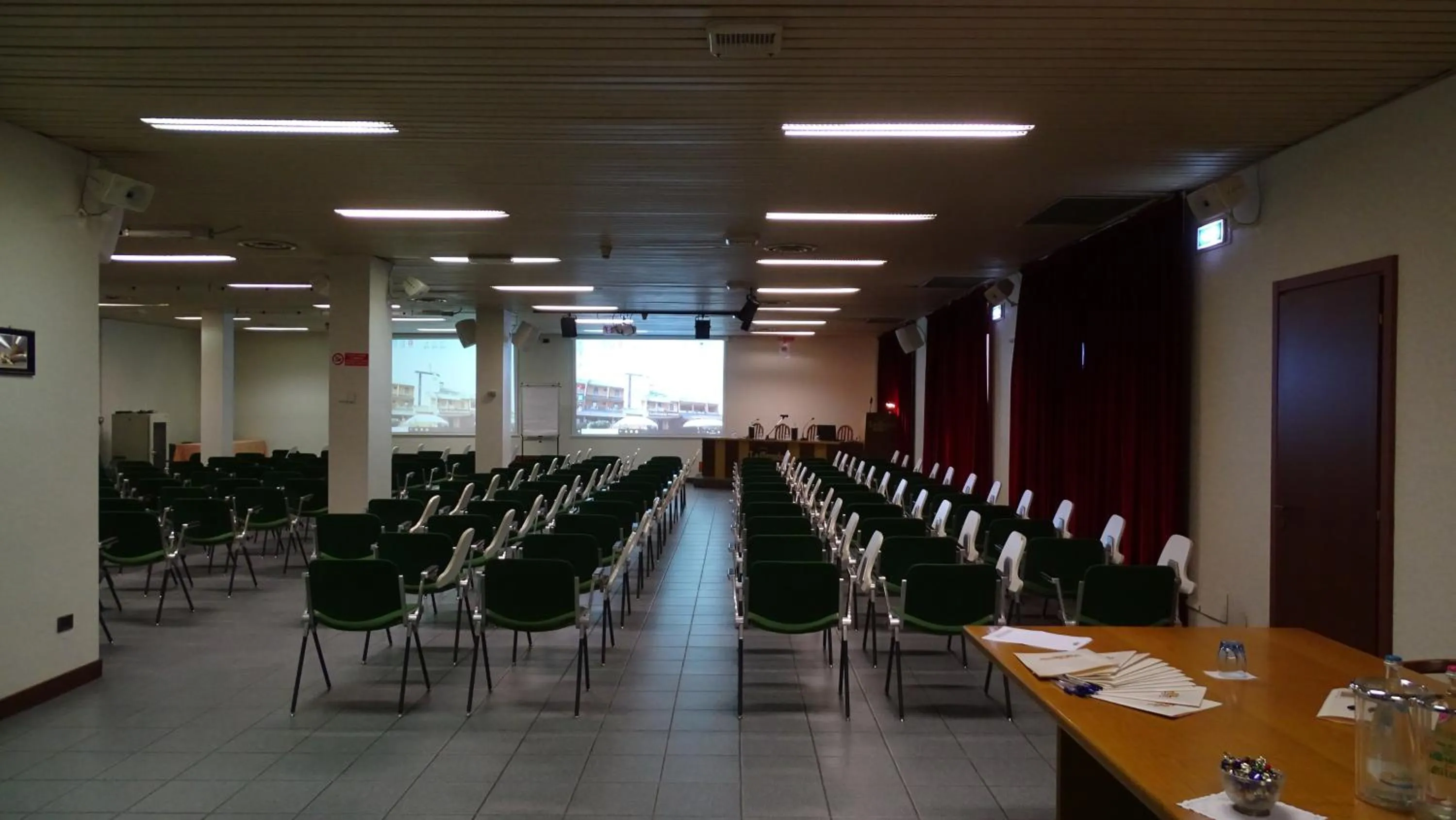 Business facilities in Le Gronde