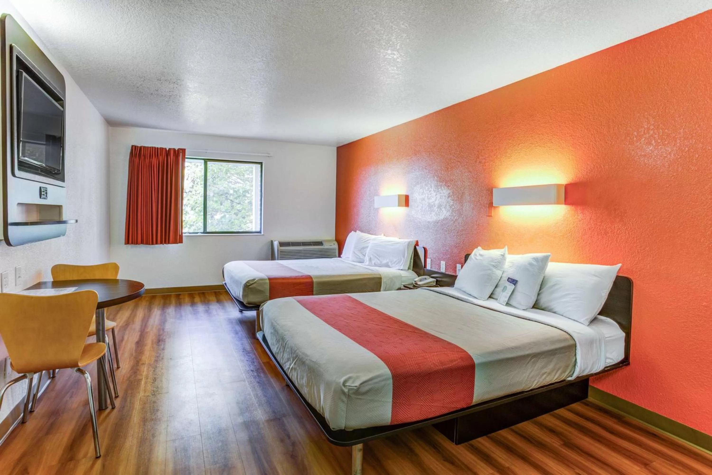 TV and multimedia, Bed in Motel 6-Portland, OR - Tigard West