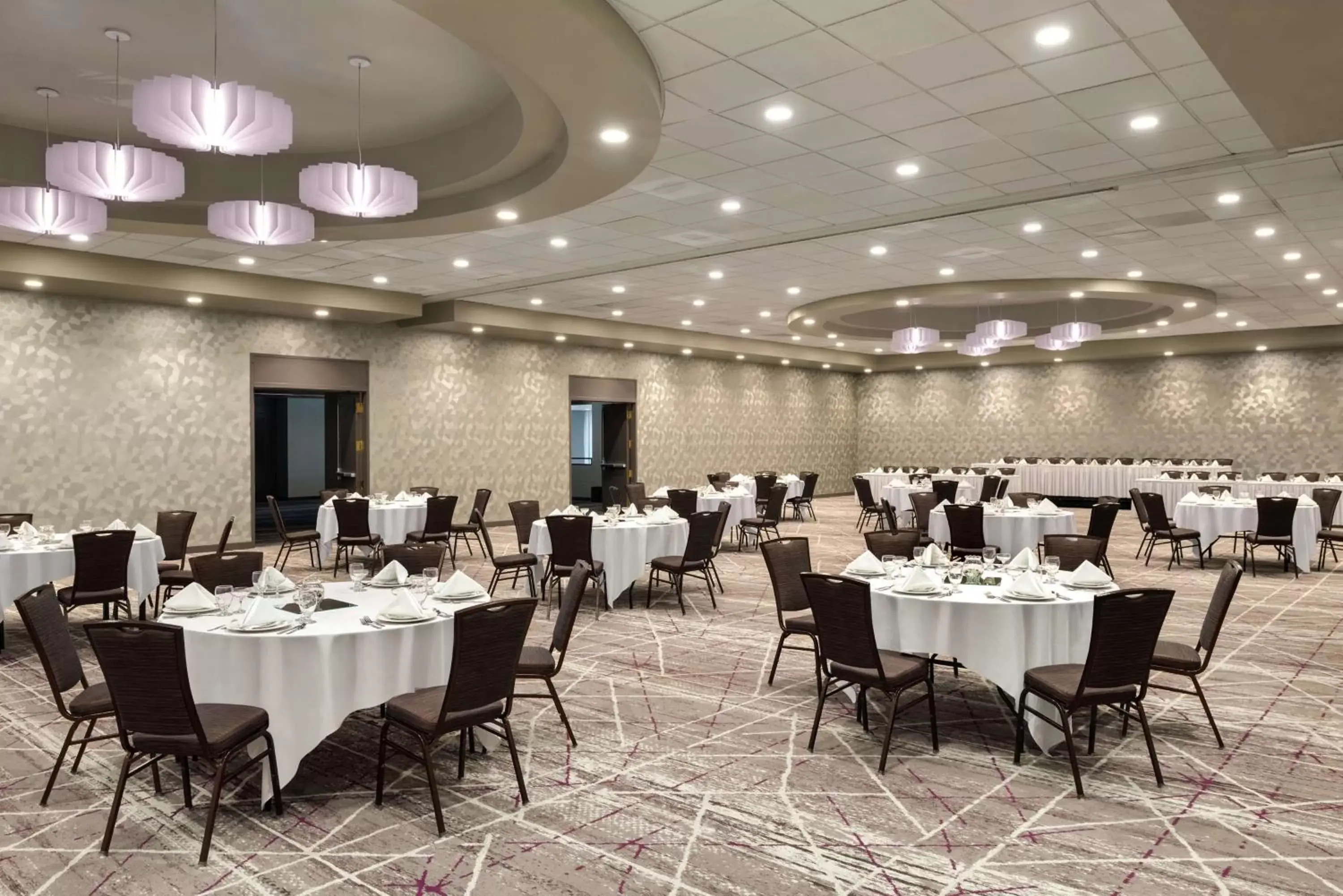Meeting/conference room, Restaurant/Places to Eat in DoubleTree by Hilton St. Paul, MN