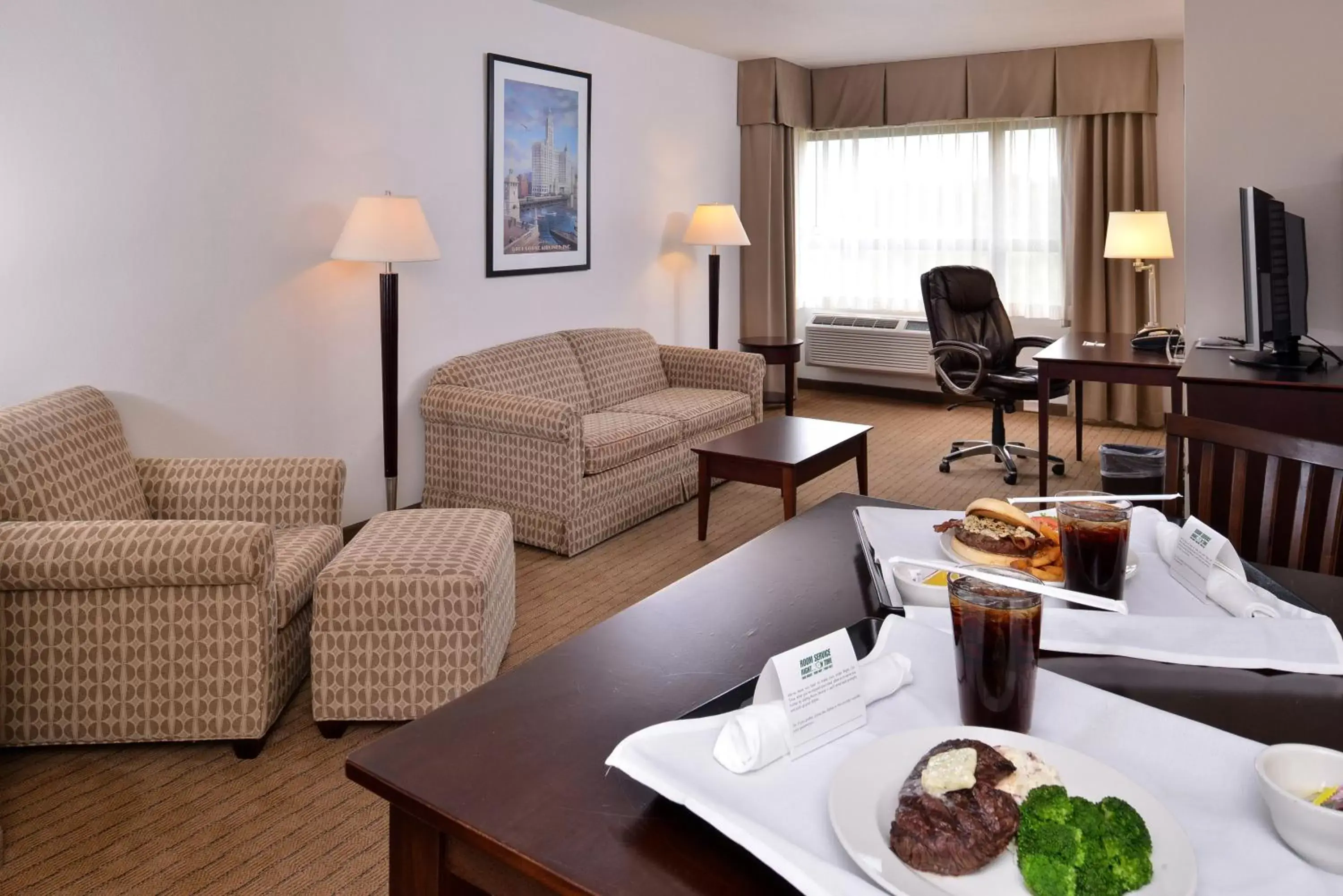 Photo of the whole room, Seating Area in Holiday Inn Madison at The American Center, an IHG Hotel