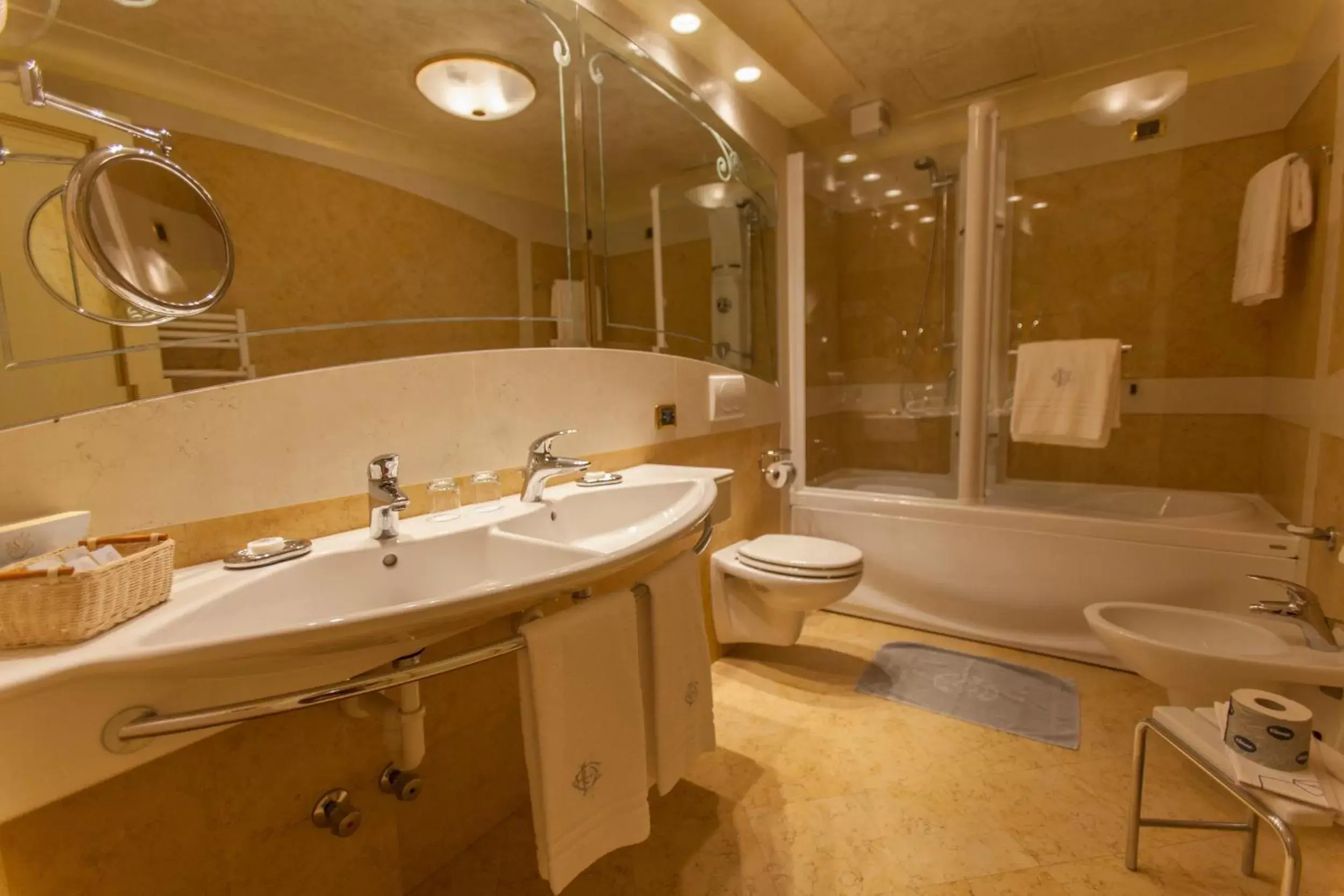 Toilet, Bathroom in Hotel Colomba d'Oro