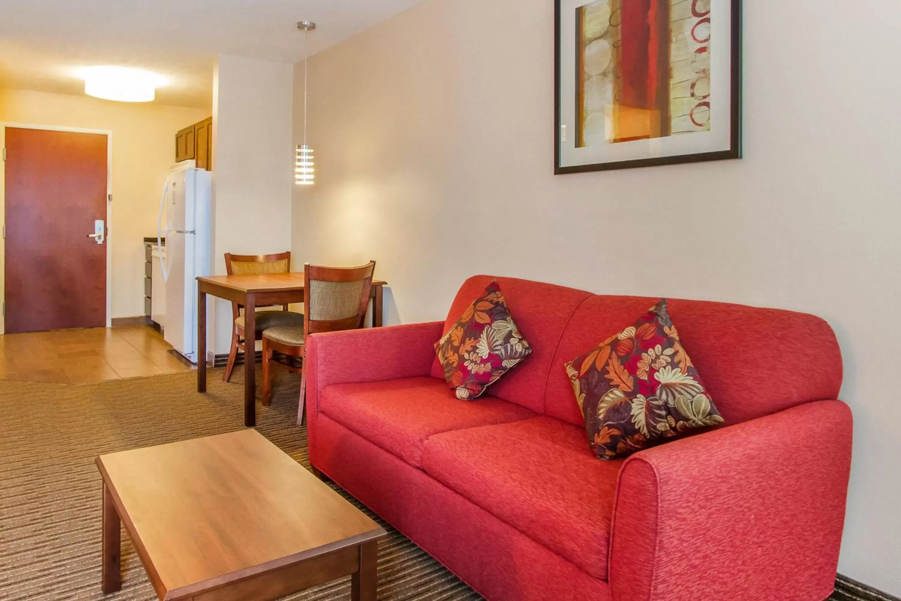 Kitchen or kitchenette, Seating Area in MainStay Suites Grand Island