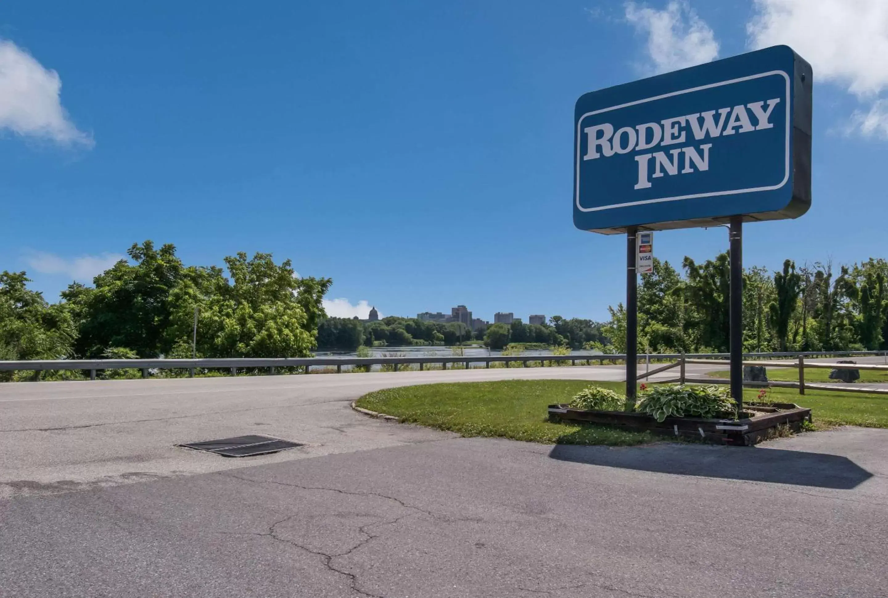 Property building in Rodeway Inn Wormleysburg – Harrisburg