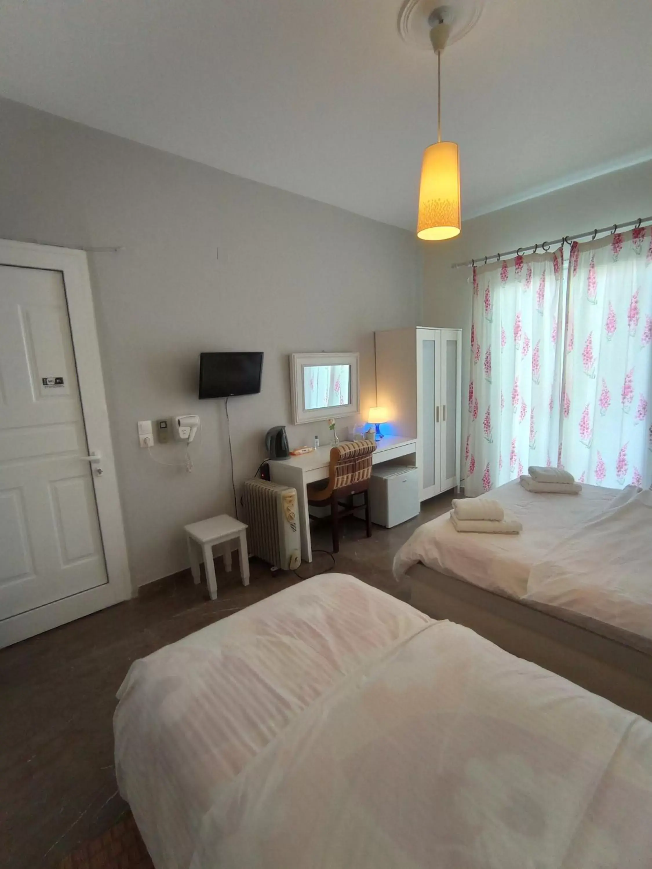 Photo of the whole room, Bed in Zoe Pension