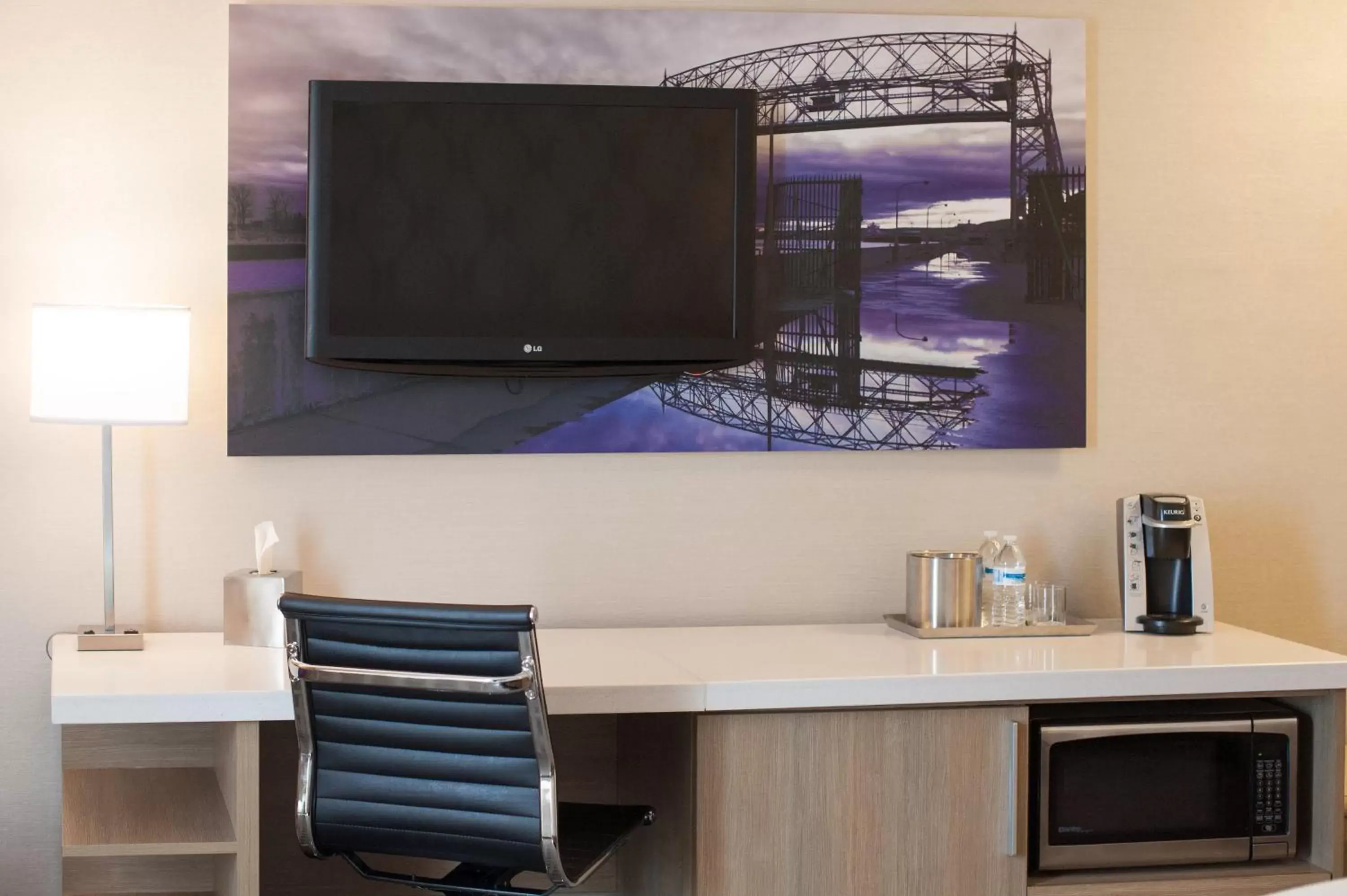 TV and multimedia, Coffee/Tea Facilities in Radisson Hotel Duluth-Harborview