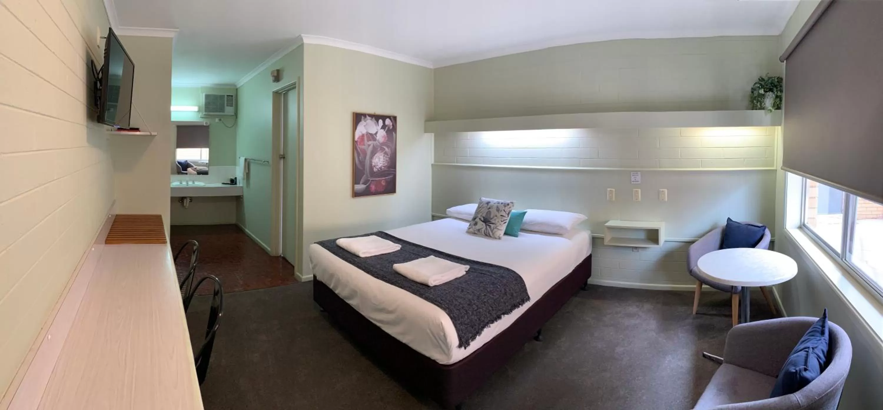 Photo of the whole room, Bed in Finley Country Club Hotel Motel