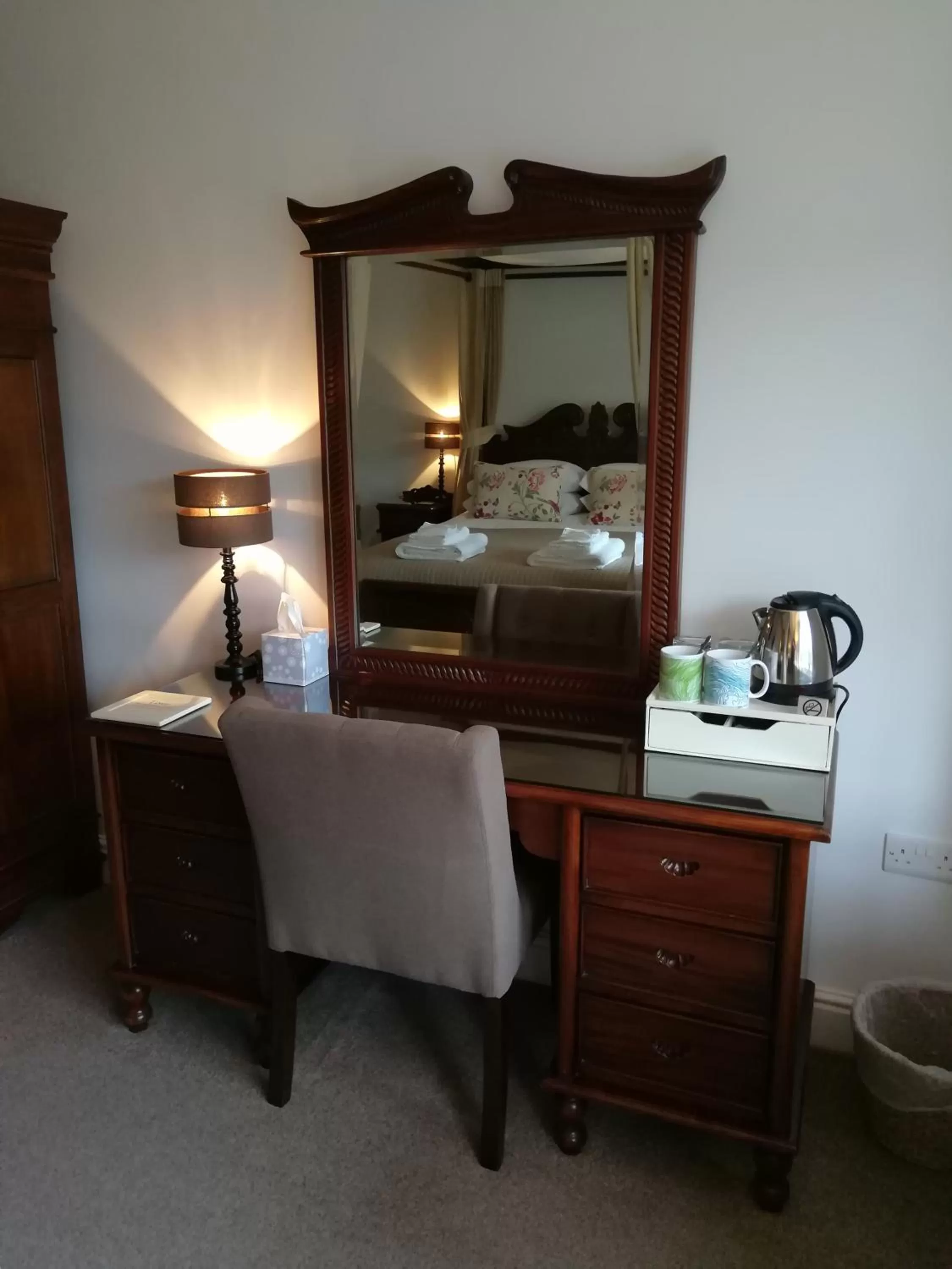 Shower, TV/Entertainment Center in Aberconwy House B&B