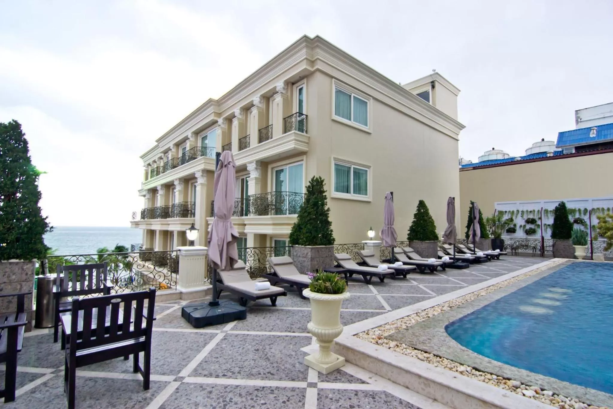 Swimming pool in LK The Empress