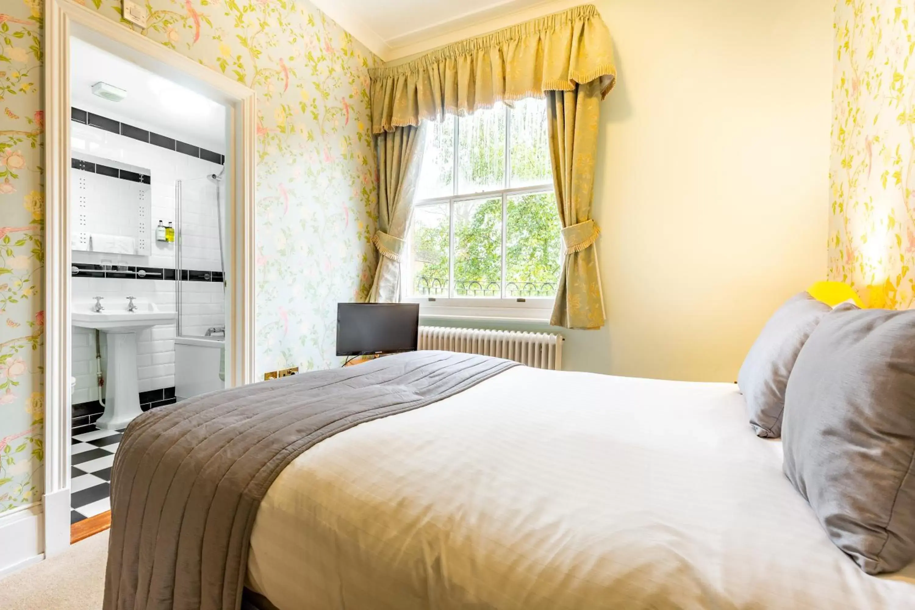 Bedroom, Bed in Woodland Manor Hotel