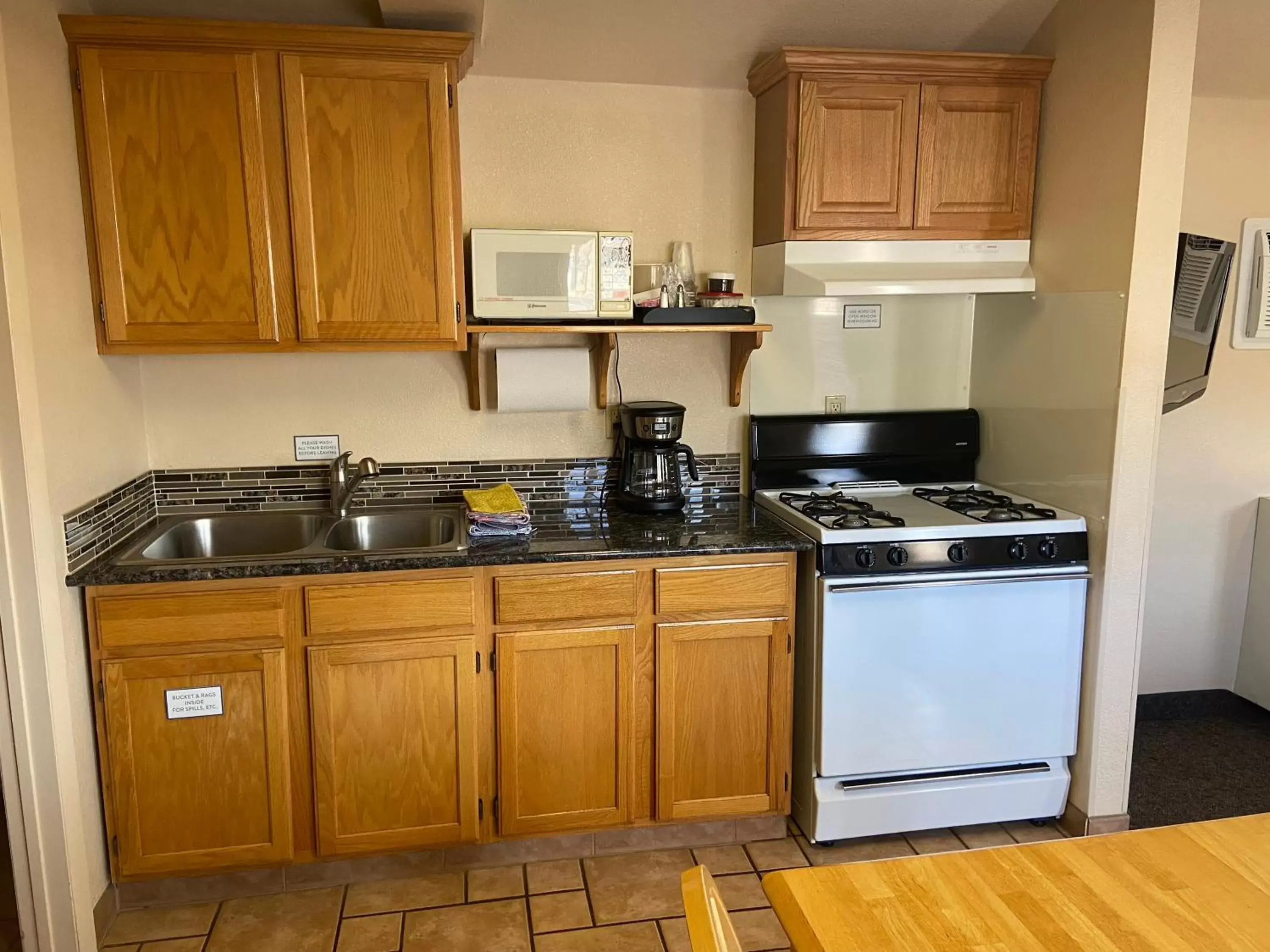 Kitchen/Kitchenette in Woodland Motel