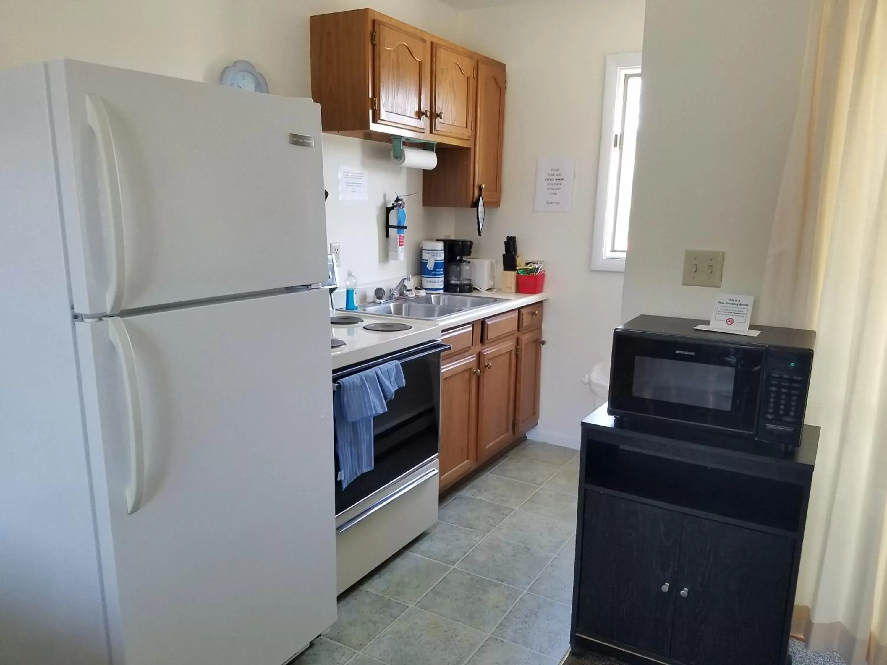 Kitchen/Kitchenette in Clark's Beach Motel