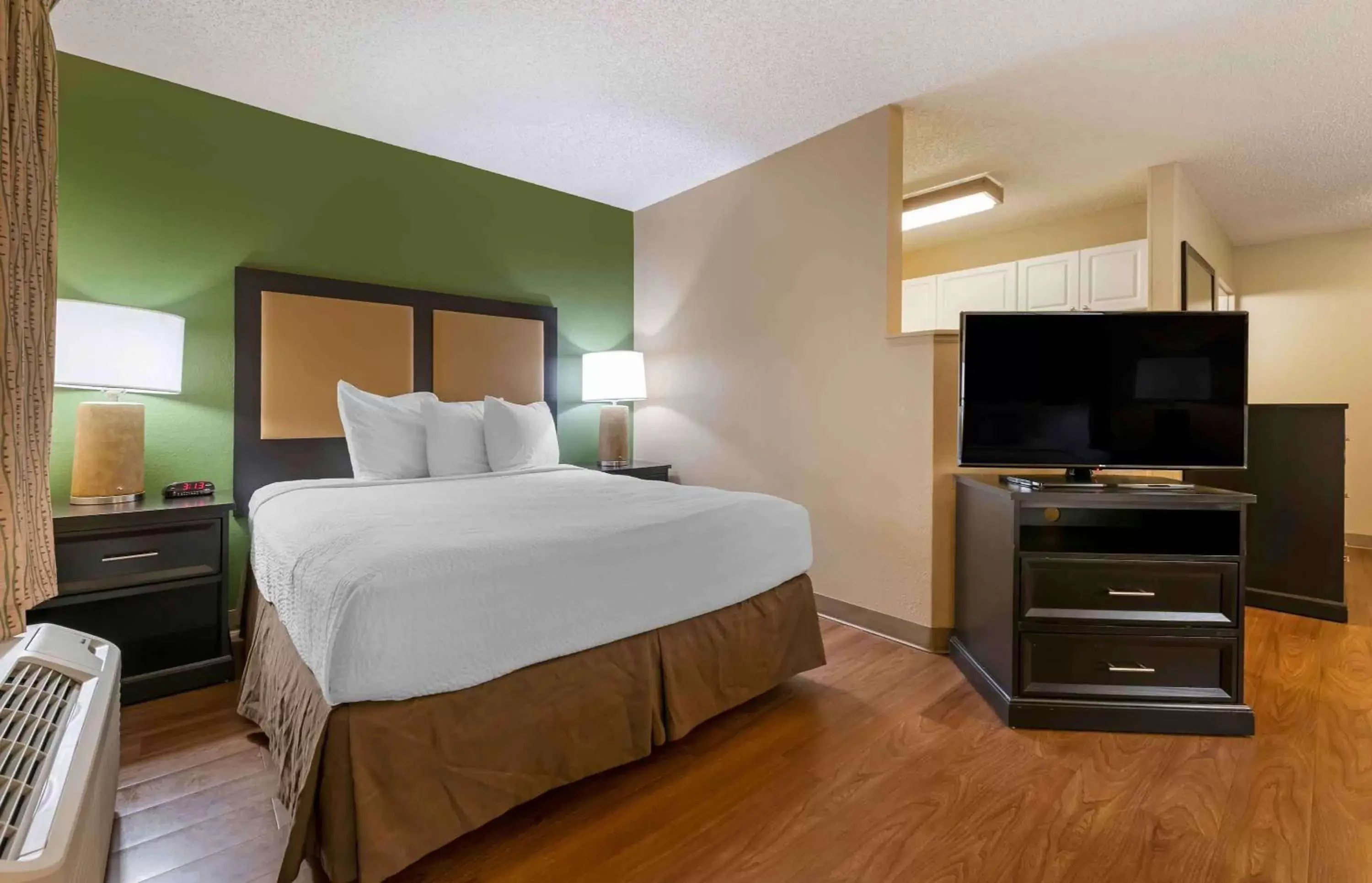 Bedroom, Bed in Extended Stay America Suites - Daytona Beach - International Speedway