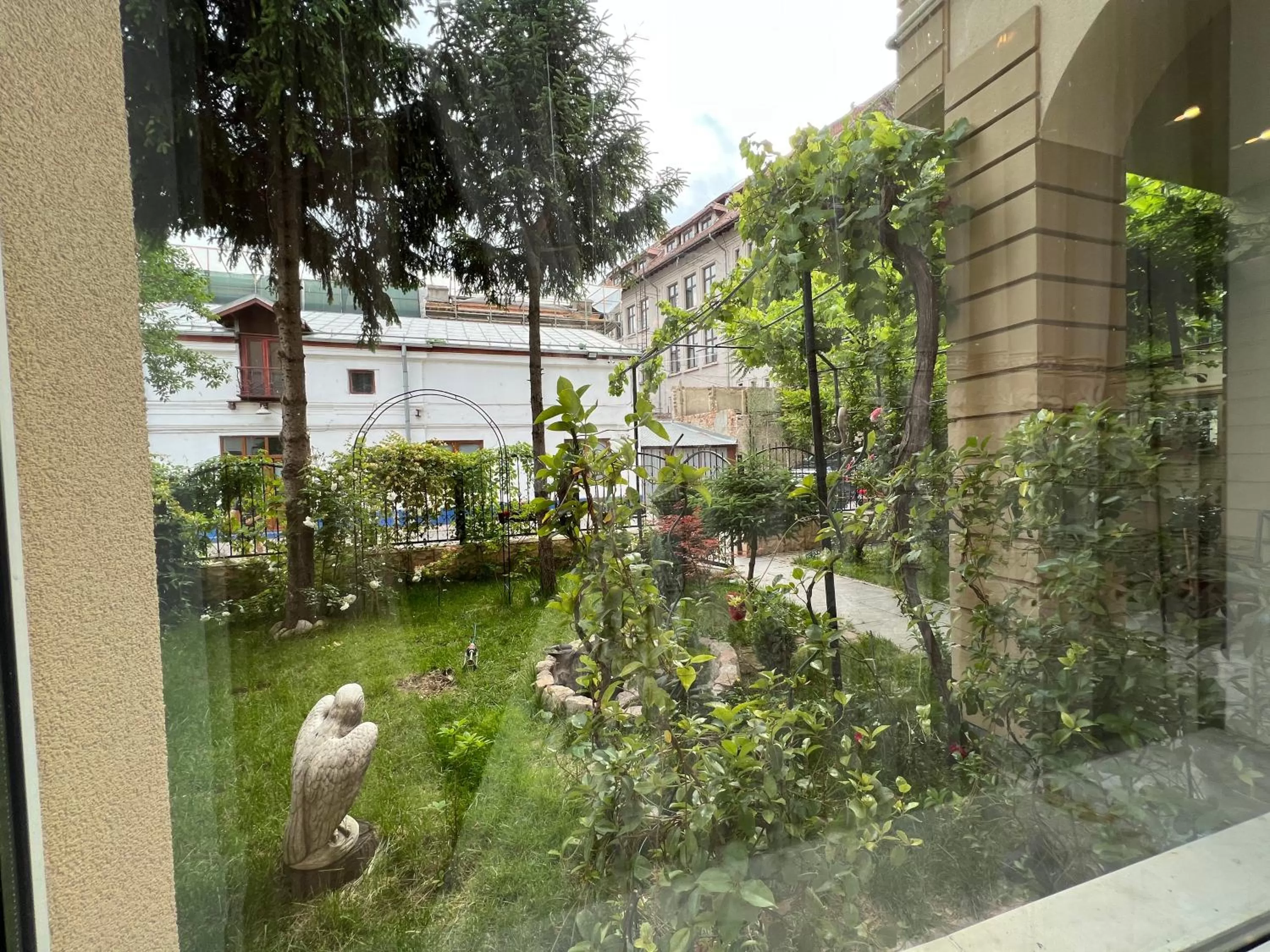 Garden in Hotel Boutique Cathedral Plaza Residences room for rent downtown