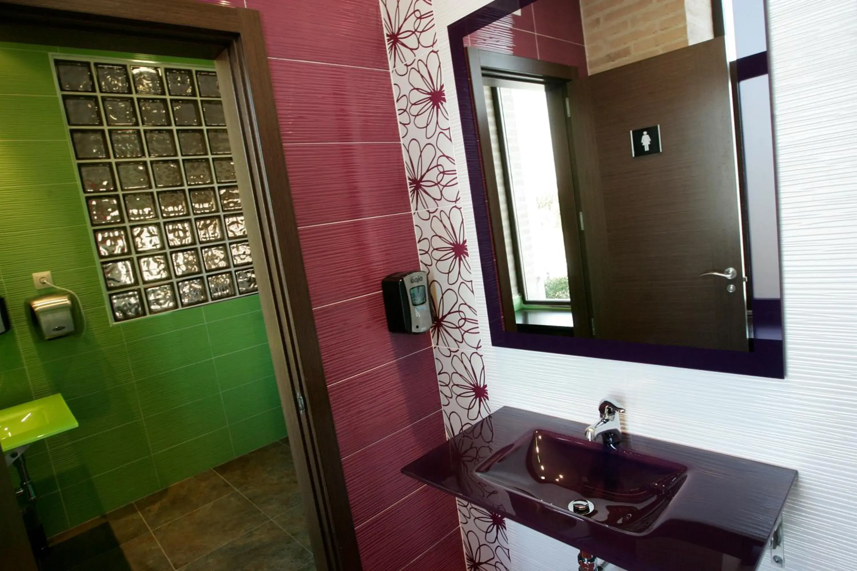 Restaurant/places to eat, Bathroom in Hotel la Bastida