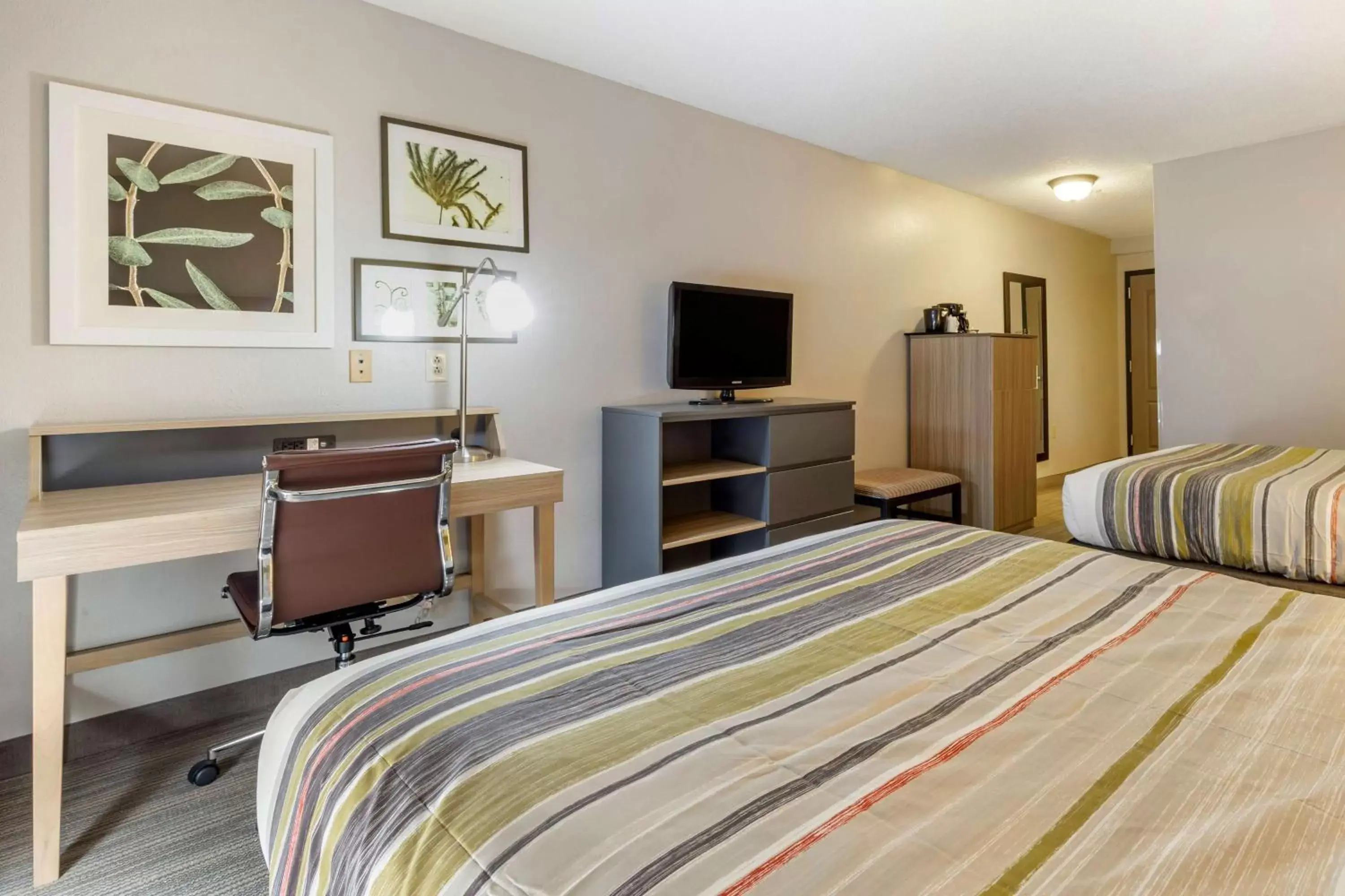 Bedroom, TV/Entertainment Center in Country Inn & Suites by Radisson, Lumberton, NC