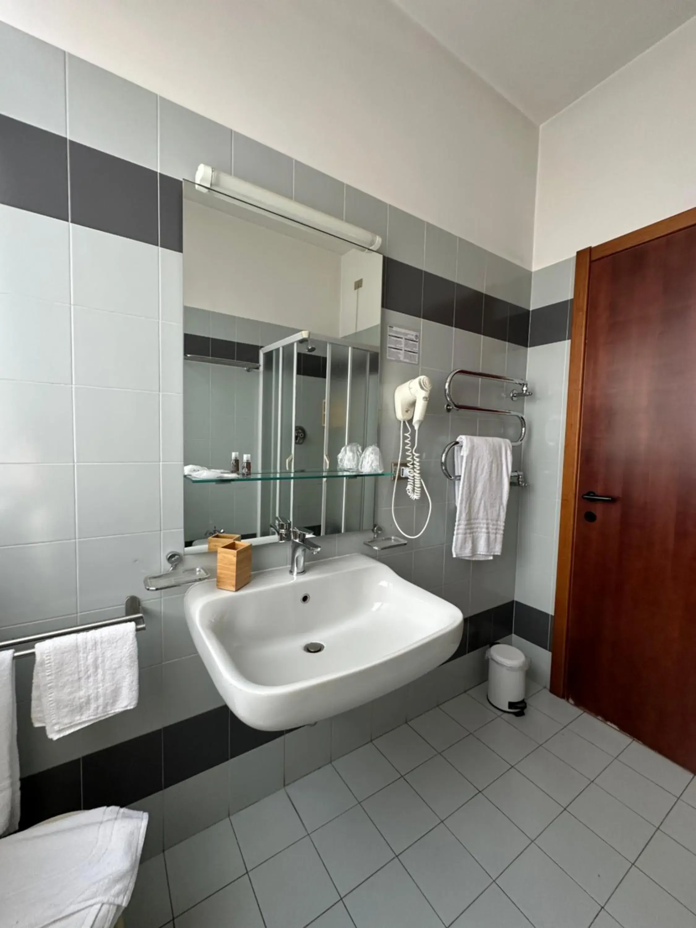 Shower, Bathroom in Hotel Griselda