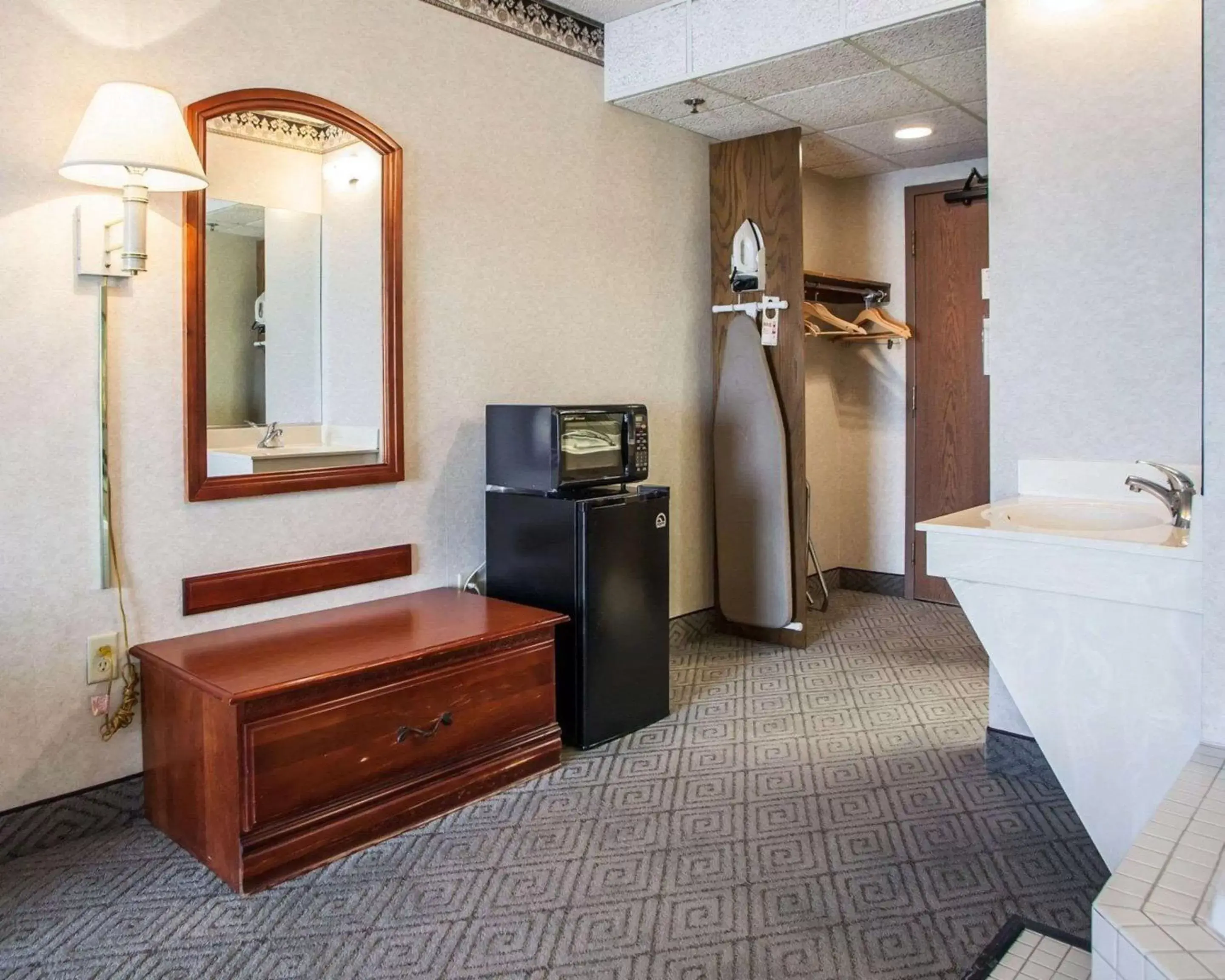 Bedroom, TV/Entertainment Center in Rodeway Inn & Suites Milwaukee Airport