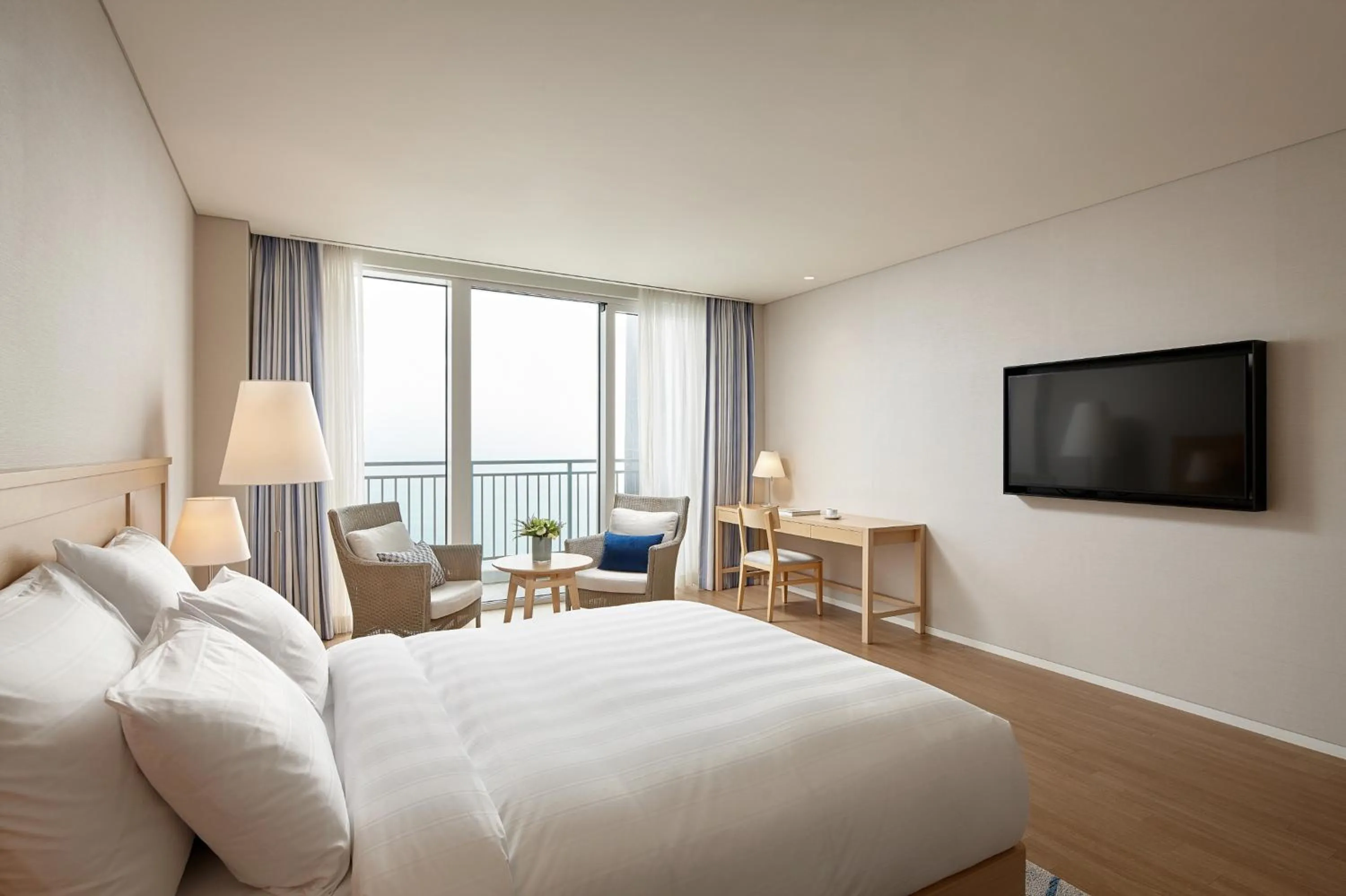 Bedroom, Bed in Lotte Resort Sokcho