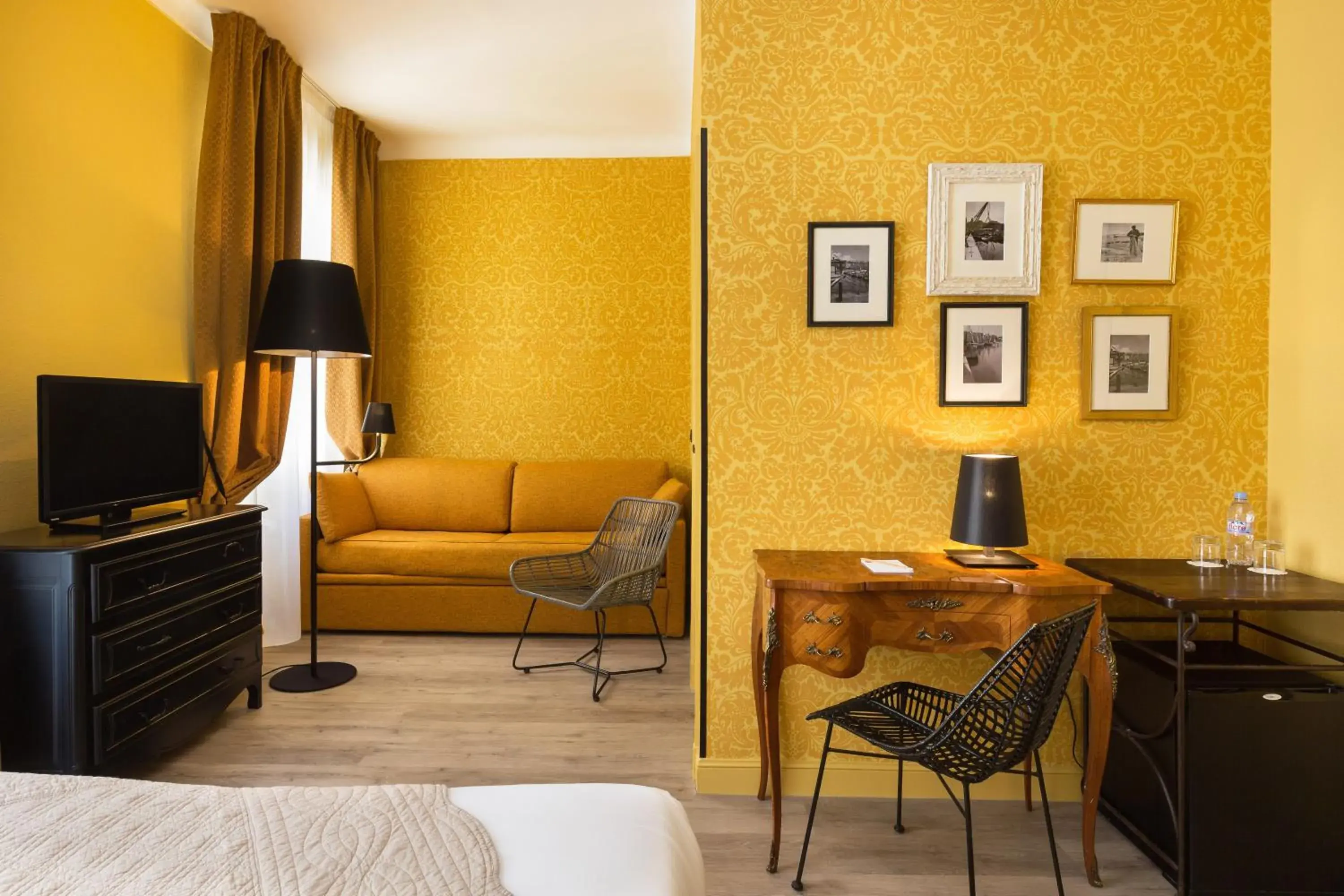 Photo of the whole room, TV/Entertainment Center in Hotel Le Grimaldi by Happyculture