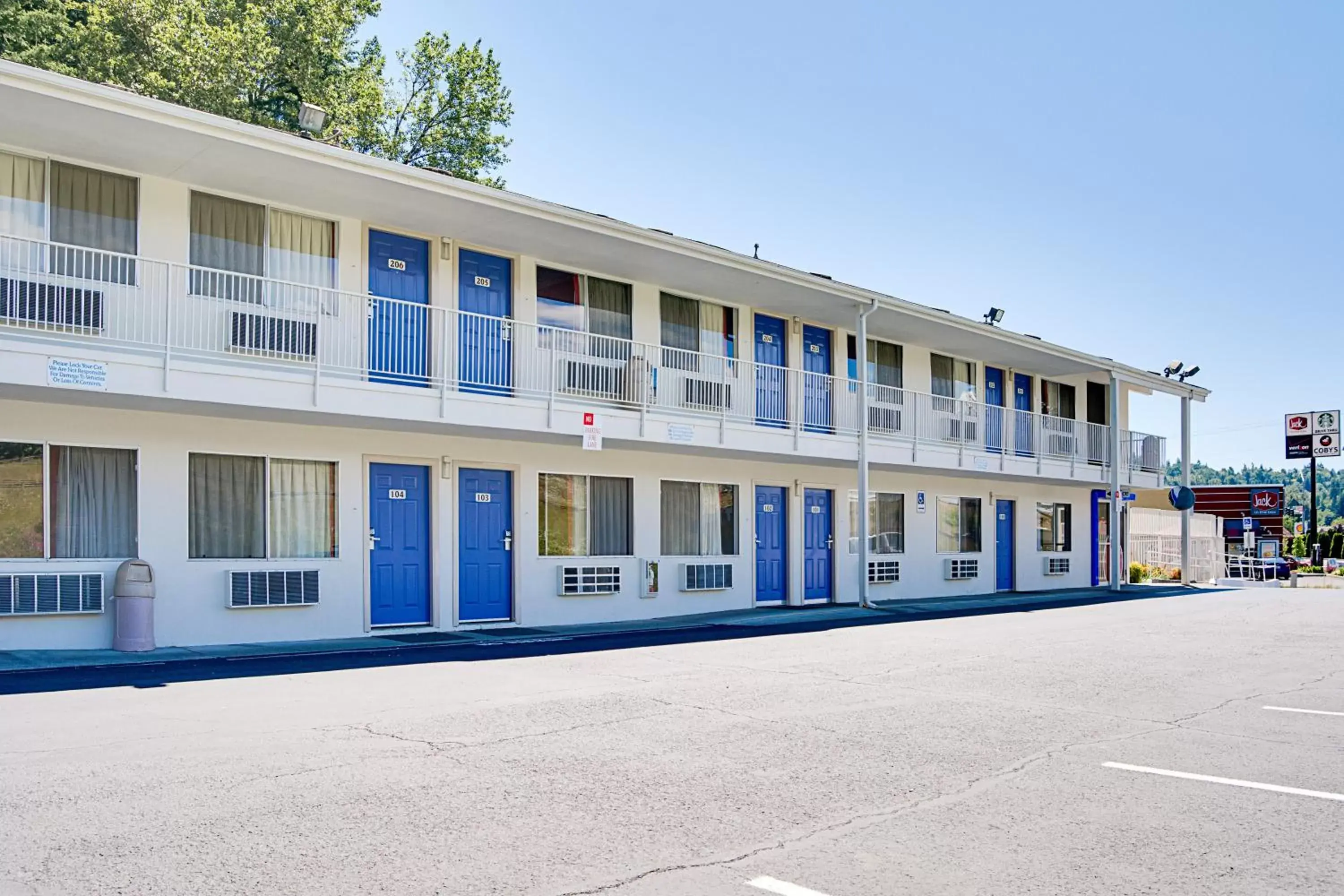 Facade/entrance, Property Building in Motel 6-Kelso, WA - Mt. St. Helens