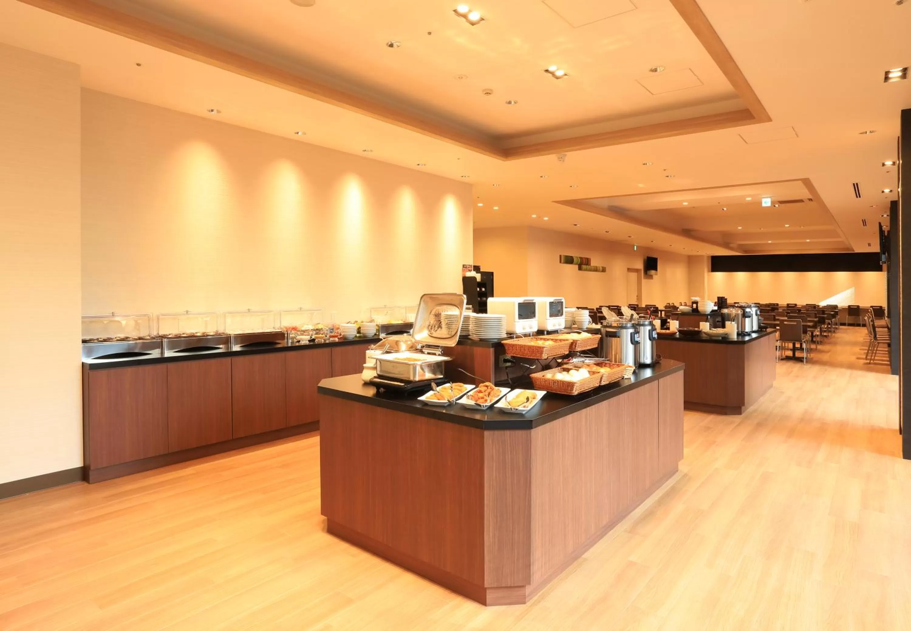 Restaurant/places to eat in Smile Hotel Premium Osaka Hommachi