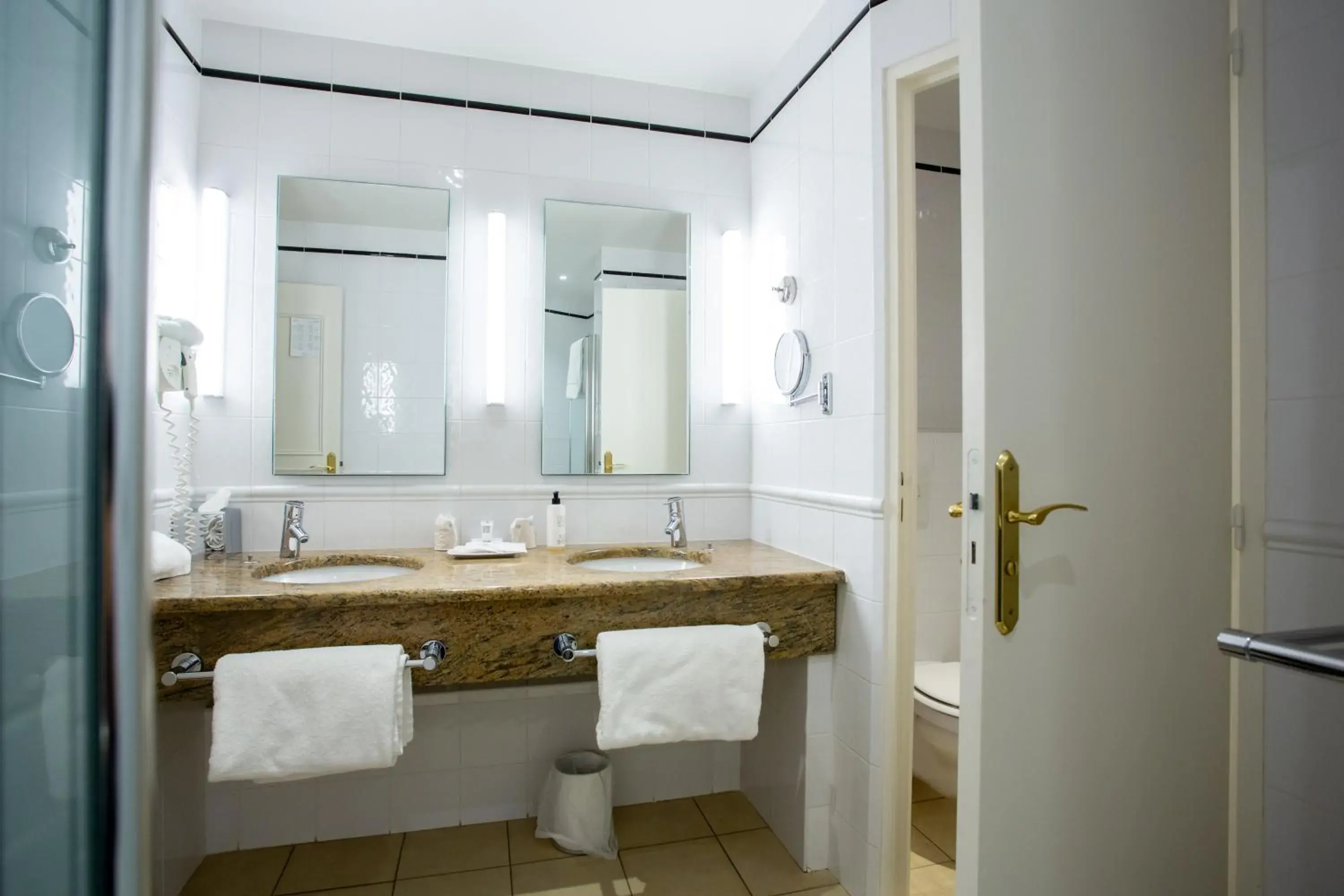 Shower, Bathroom in Best Western Plus Hotel D'Angleterre