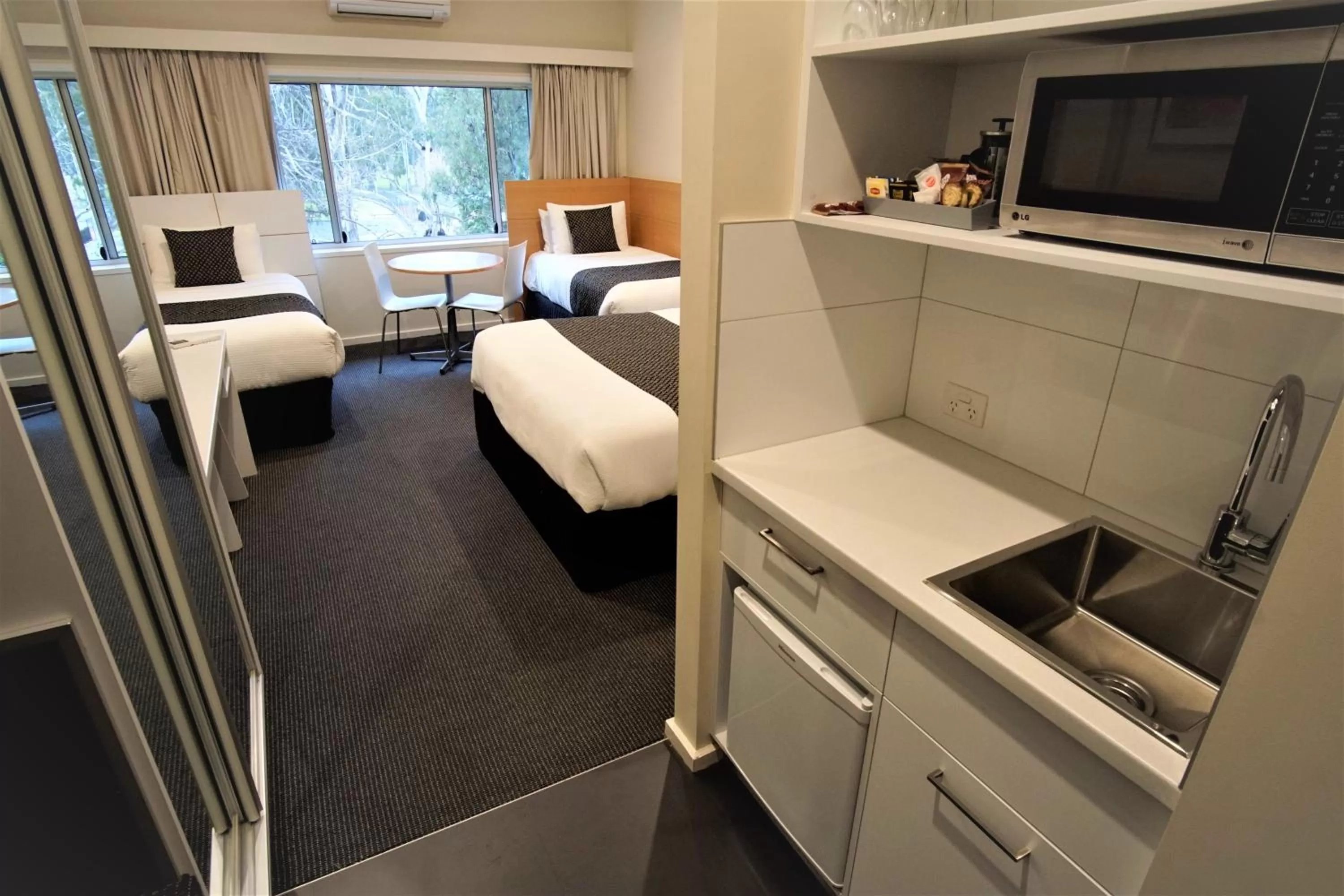 Photo of the whole room, Bed in Parkview Motor Inn and Apartments