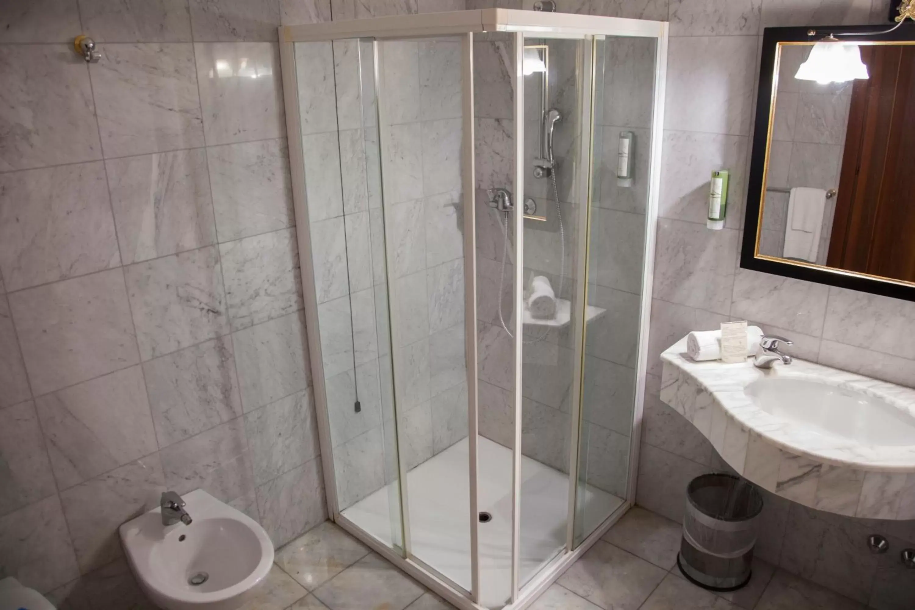 Bathroom in Hotel Villa Policreti