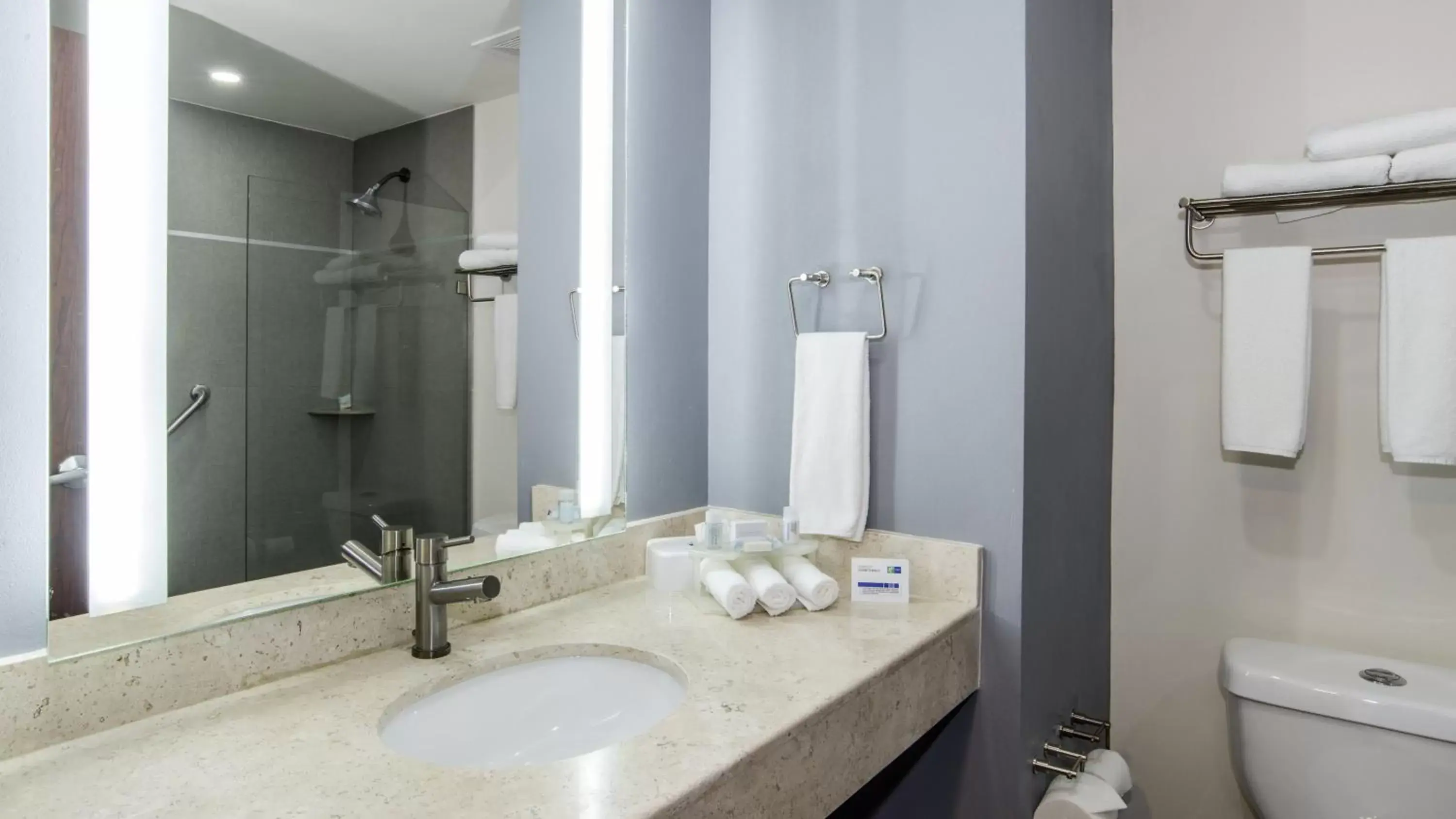 Photo of the whole room, Bathroom in Holiday Inn Express Culiacan, an IHG Hotel