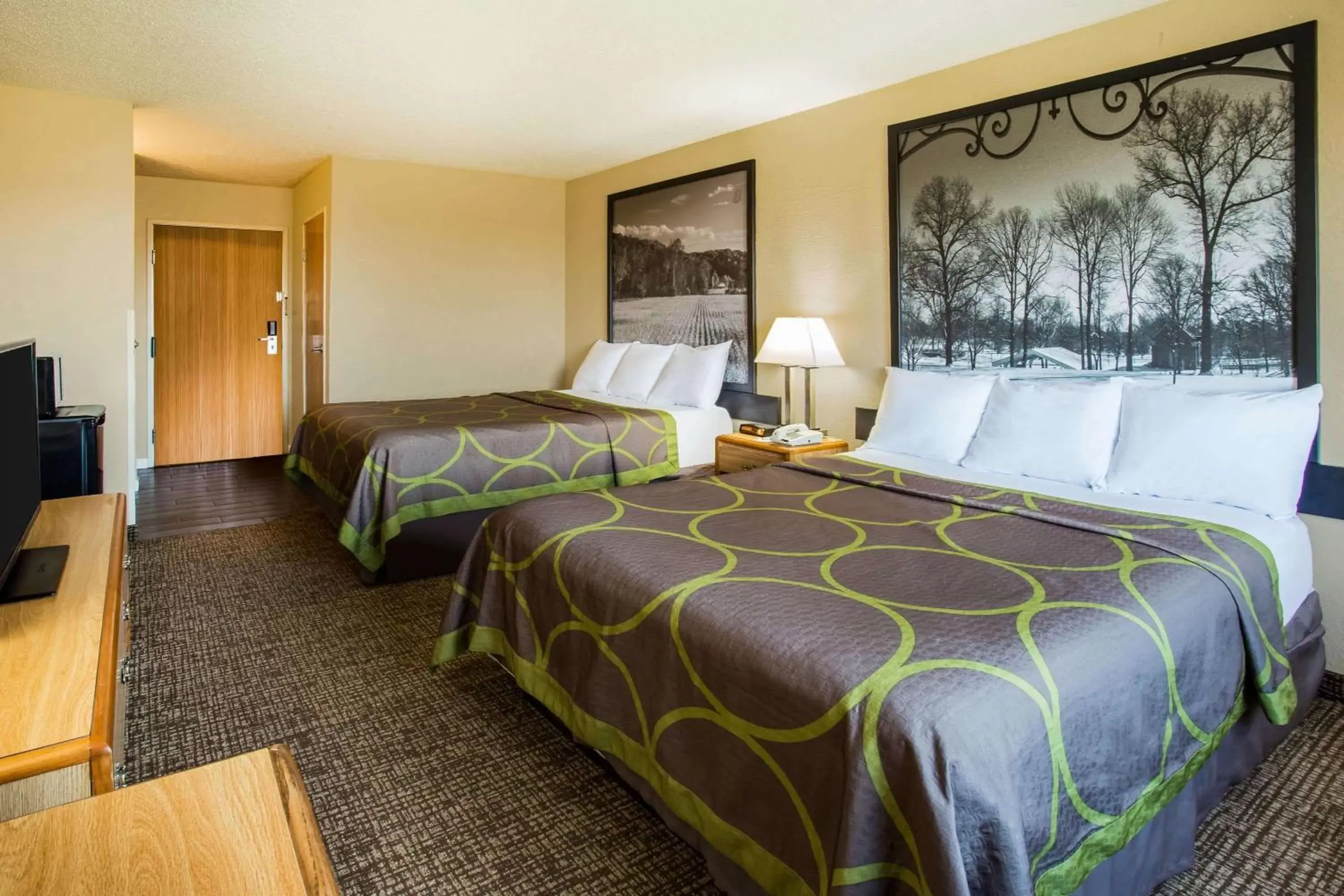 Photo of the whole room, Bed in Super 8 by Wyndham Remington Photo of the whole room, Bed in Super 8 by Wyndham Remington